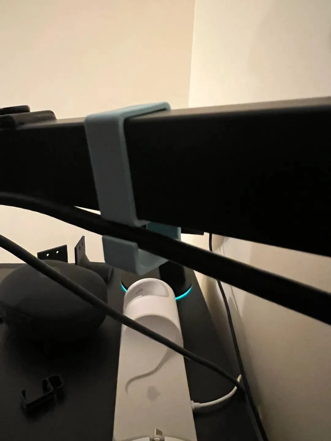 Kẹp cáp tùy chỉnh được in 3D giúp cố định và sắp xếp gọn gàng các dây điện phía sau màn hình máy tính.
