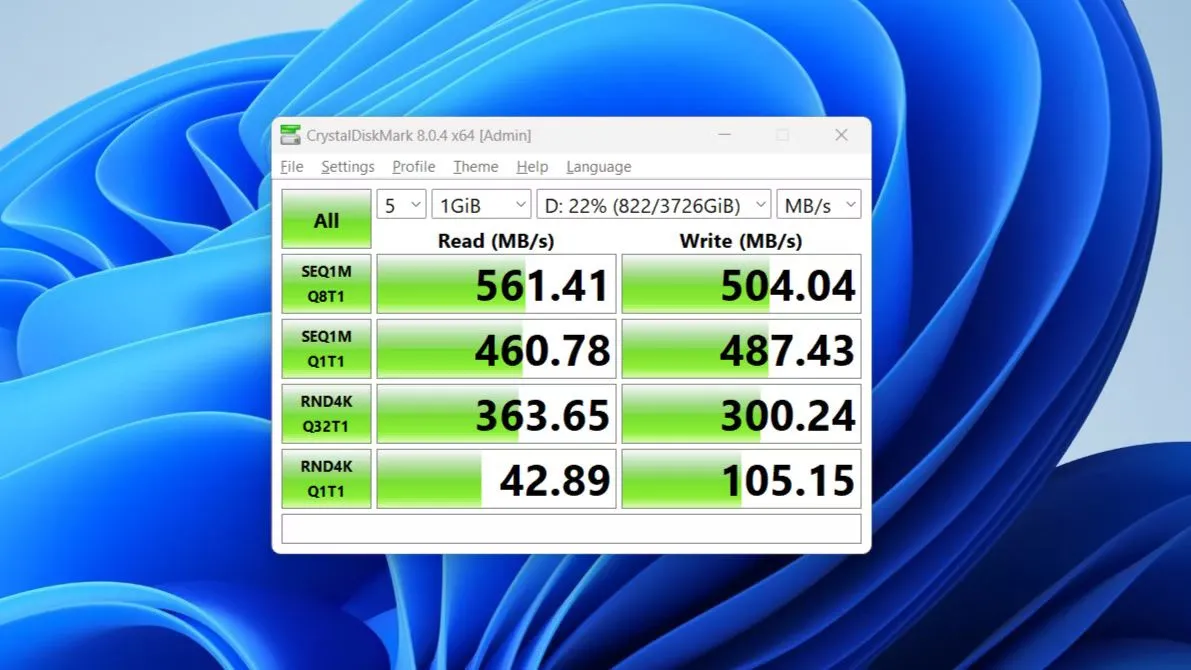 Kết quả benchmark CrystalDiskMark của SATA SSD Crucial MX500, chứng minh hiệu năng đủ dùng cho nhiều ứng dụng server