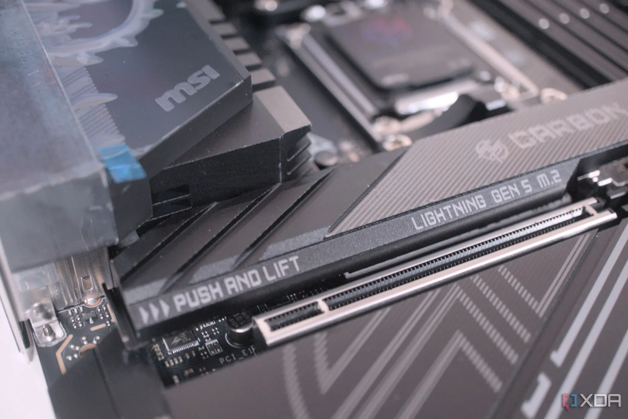 Khe cắm M.2 Gen5 với cơ chế tháo nhanh trên bo mạch chủ MSI MPG X870E Carbon WiFi, biểu thị công nghệ lưu trữ tốc độ cao