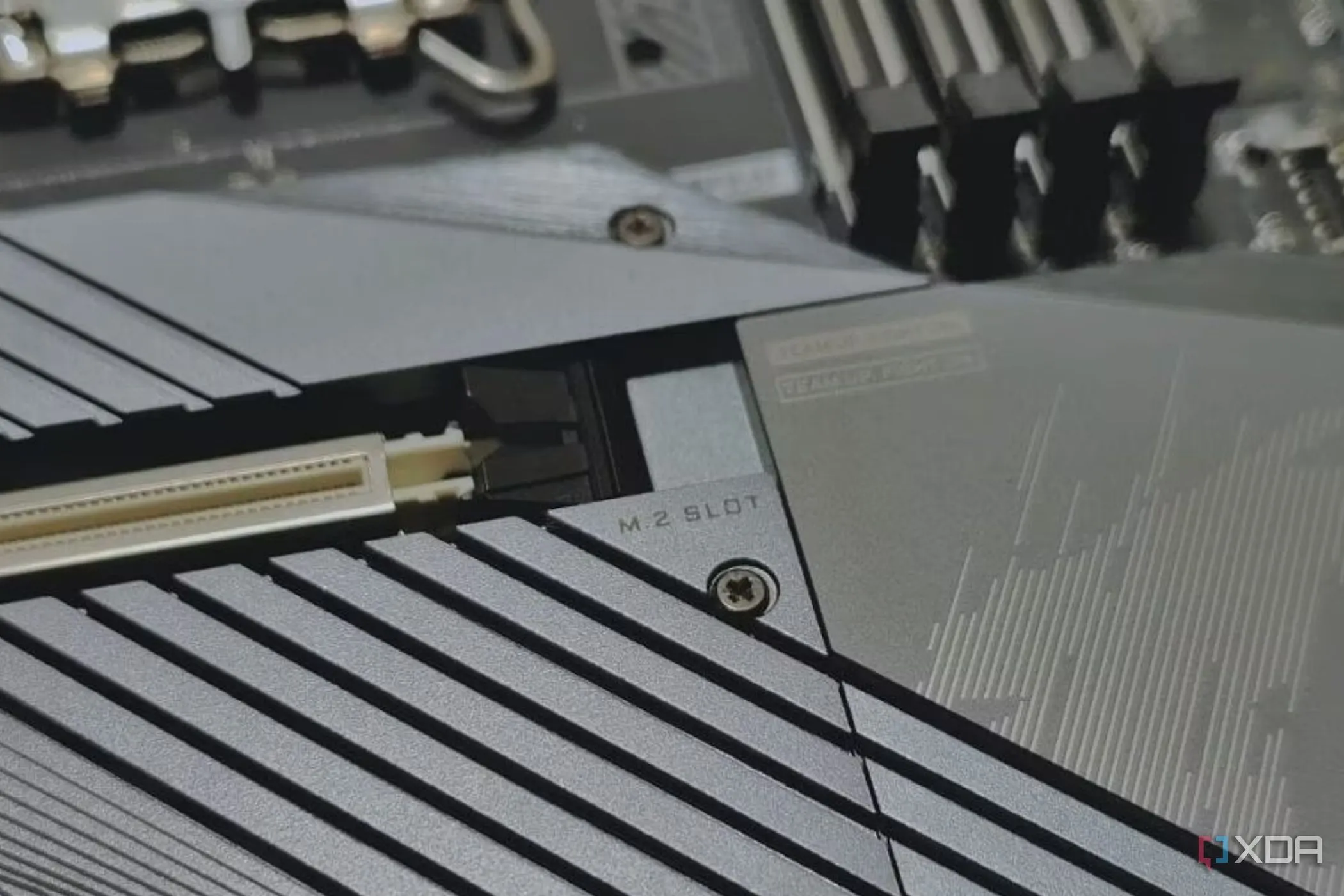 Khe cắm M.2 trên bo mạch chủ, nơi NVMe SSD được lắp đặt, minh họa cho yêu cầu về giao diện kết nối cụ thể