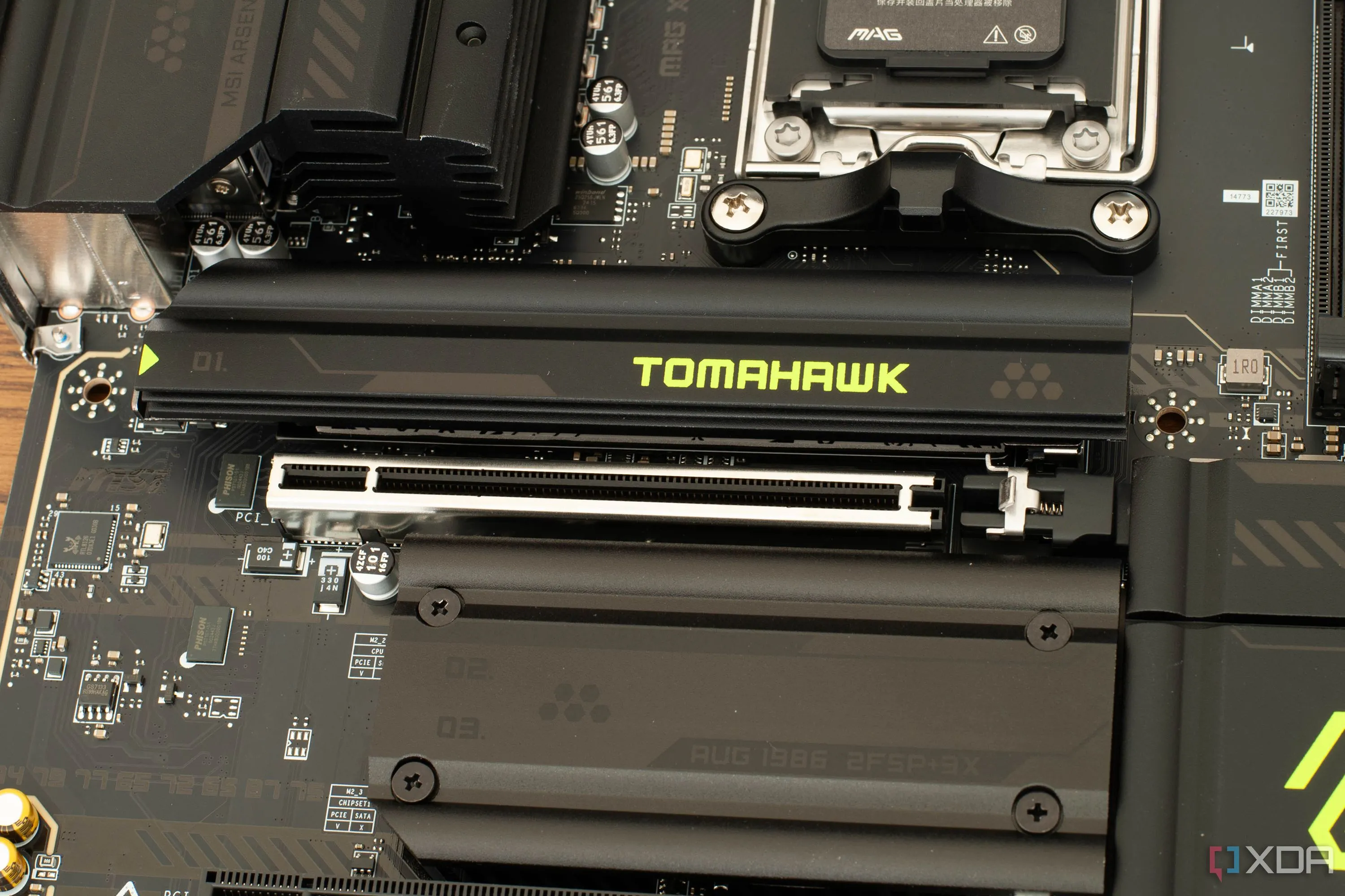 Khe cắm PCIe trên bo mạch chủ MSI MAG X870E Tomahawk Wifi, nơi card đồ họa kết nối