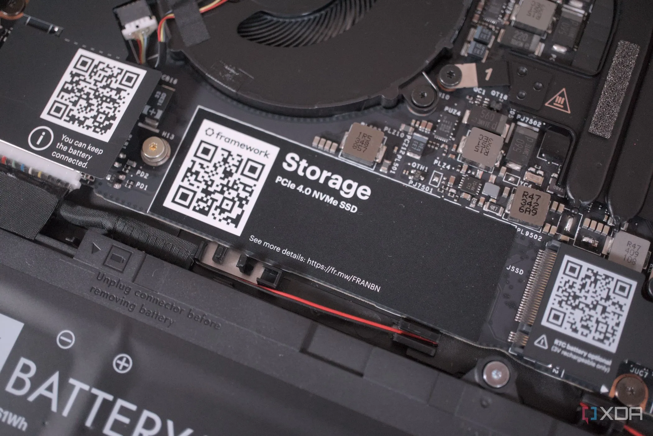 Khe cắm SSD M.2 trên bo mạch chủ, minh họa khả năng lắp đặt SSD Gen 5 không tản nhiệt