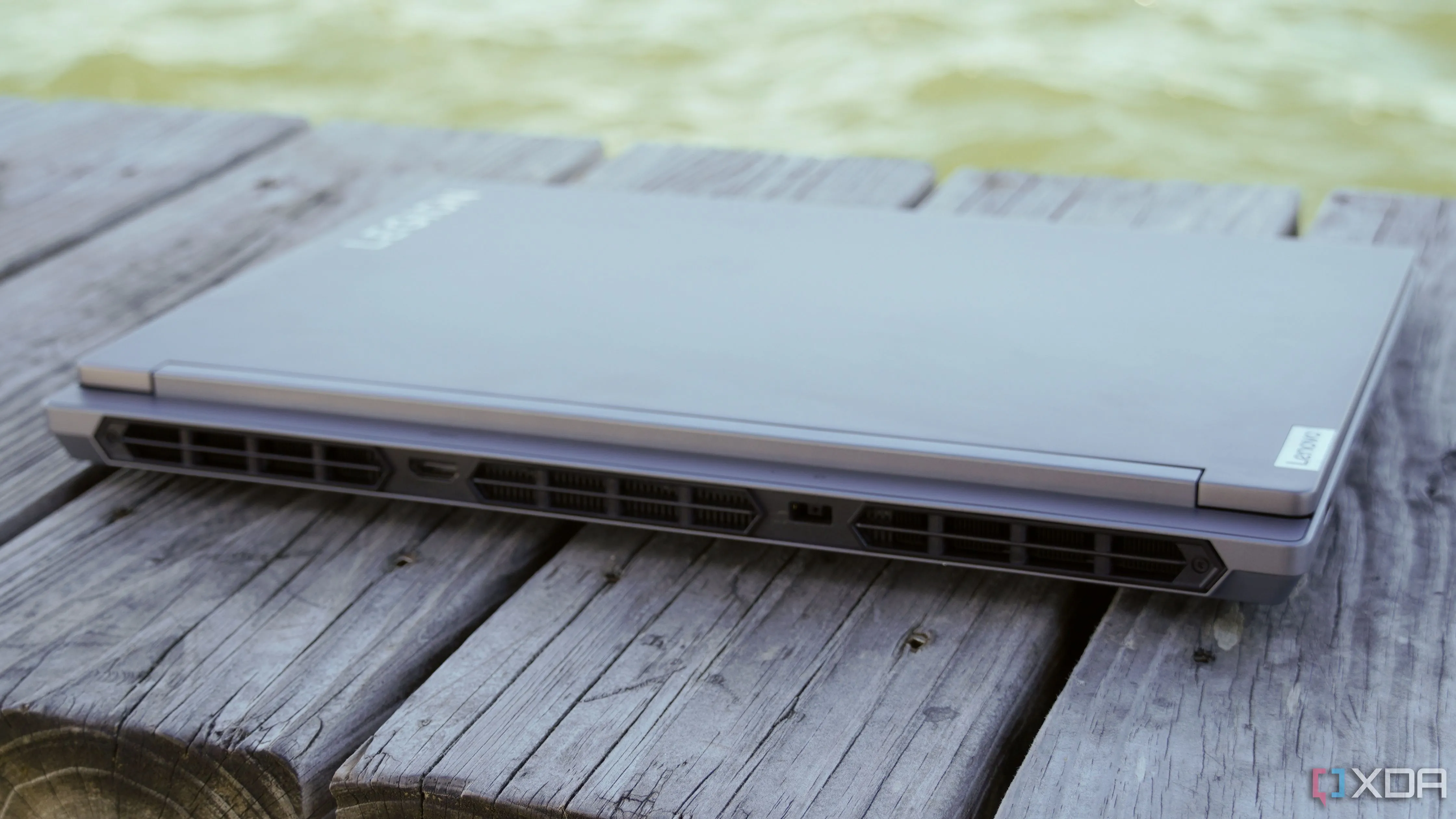 Khe thoát khí của laptop Legion 5, cho thấy luồng không khí nóng thải ra khi CPU hoạt động dưới tải nặng, một dấu hiệu rõ ràng của tình trạng CPU quá nhiệt.