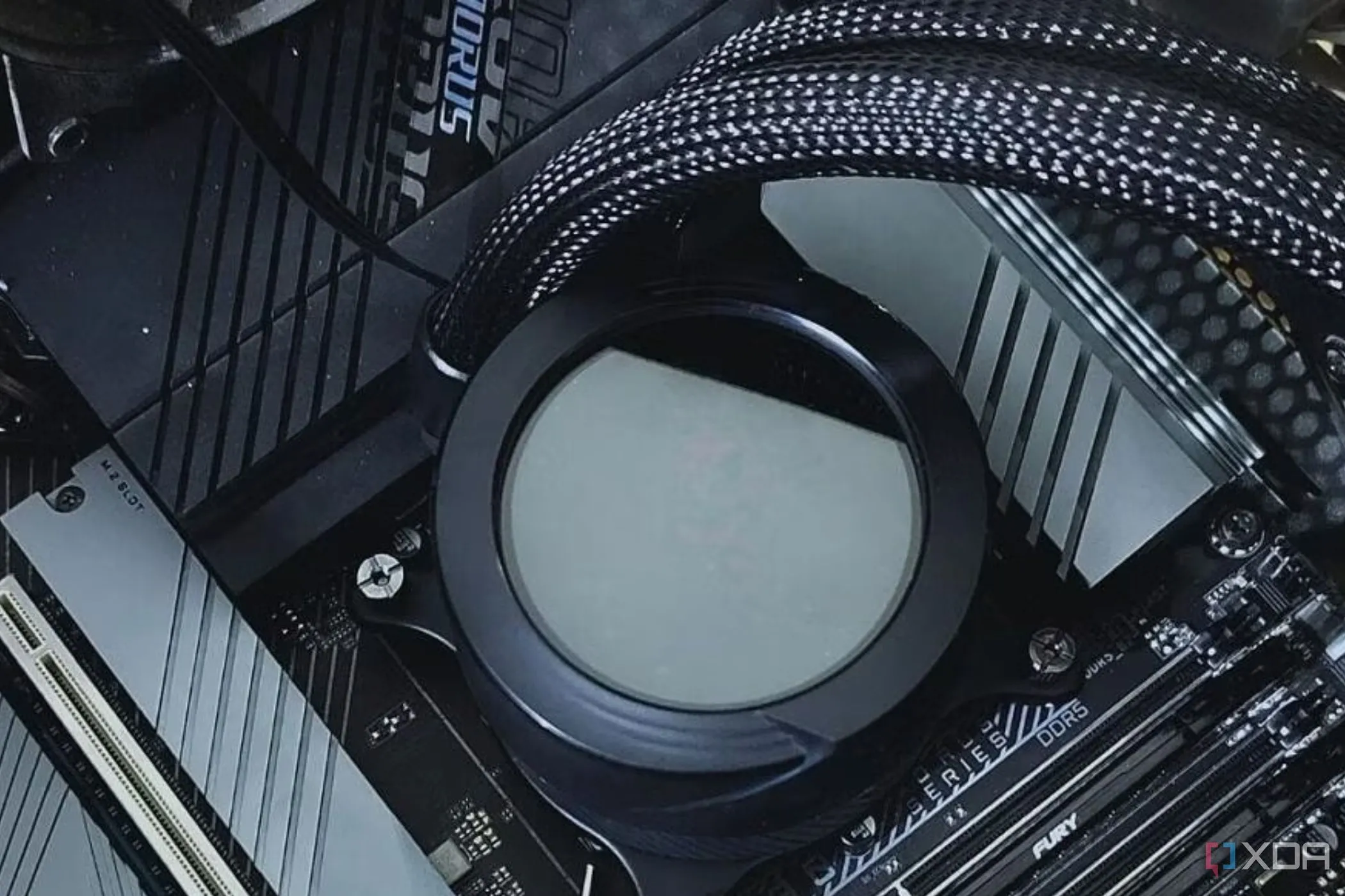 Khối tản nhiệt nước (waterblock) của hệ thống tản nhiệt CPU gắn trên bo mạch chủ