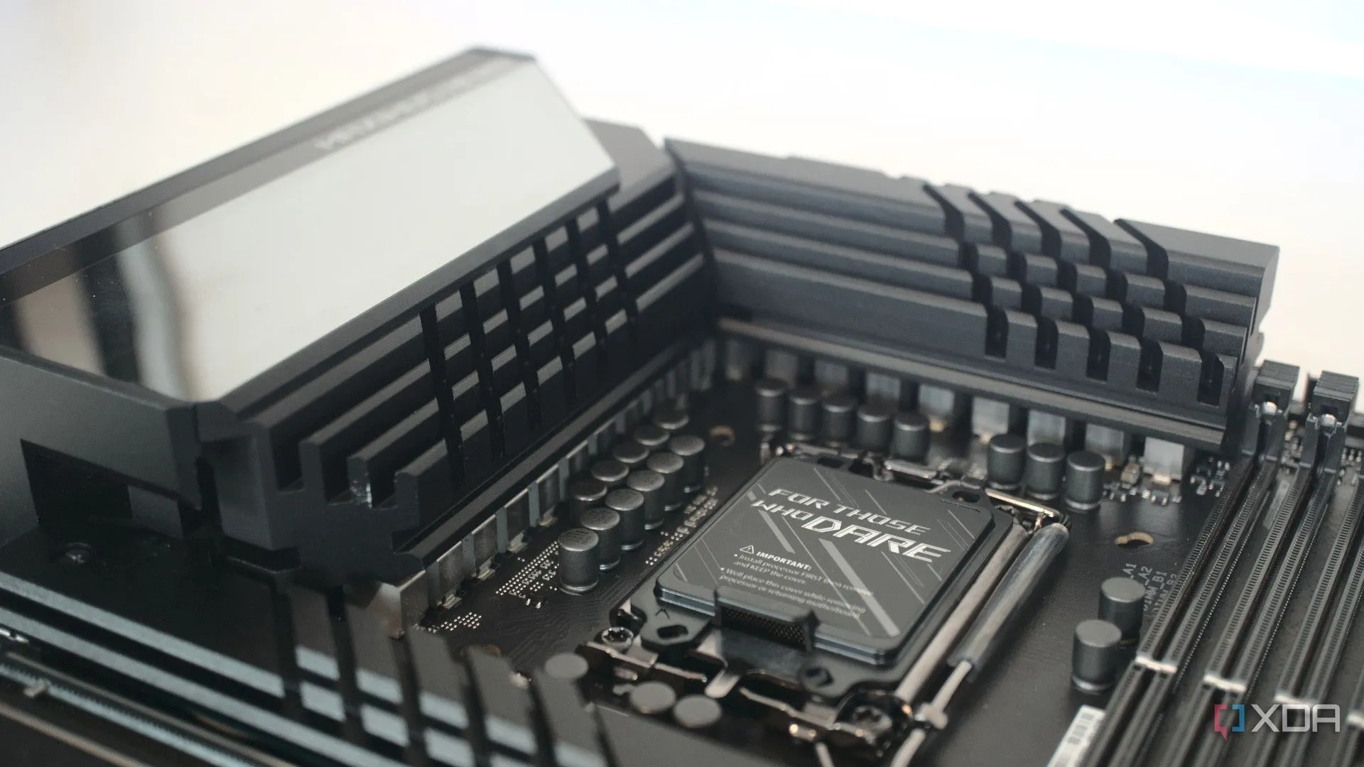 Khu vực VRM (mạch điều chỉnh điện áp) mạnh mẽ xung quanh socket CPU trên bo mạch chủ ASUS ROG Maximus Z690 Hero.