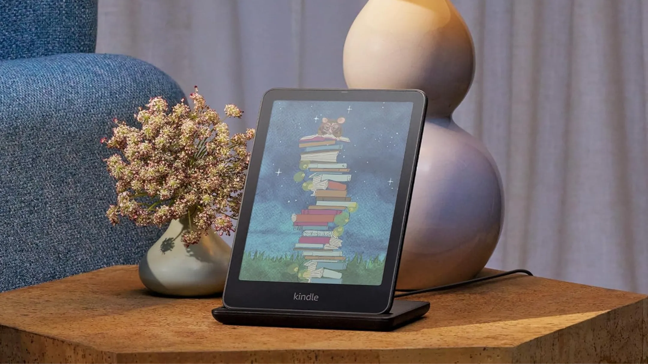 Kindle Colorsoft Signature Edition đặt trên bàn với màn hình màu hiển thị bìa sách