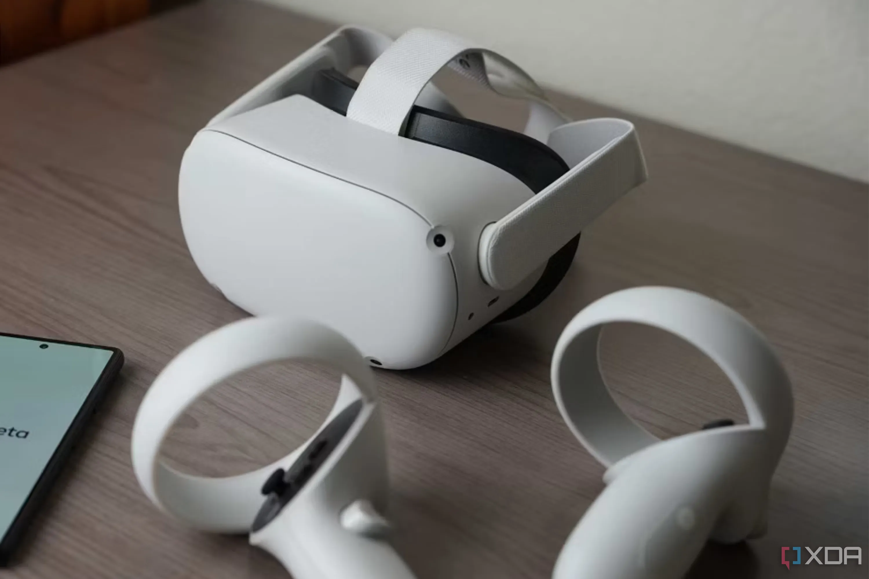 Kính thực tế ảo Meta Quest 2 màu trắng đặt trên bàn làm việc, biểu tượng cho trải nghiệm VR gaming đột phá