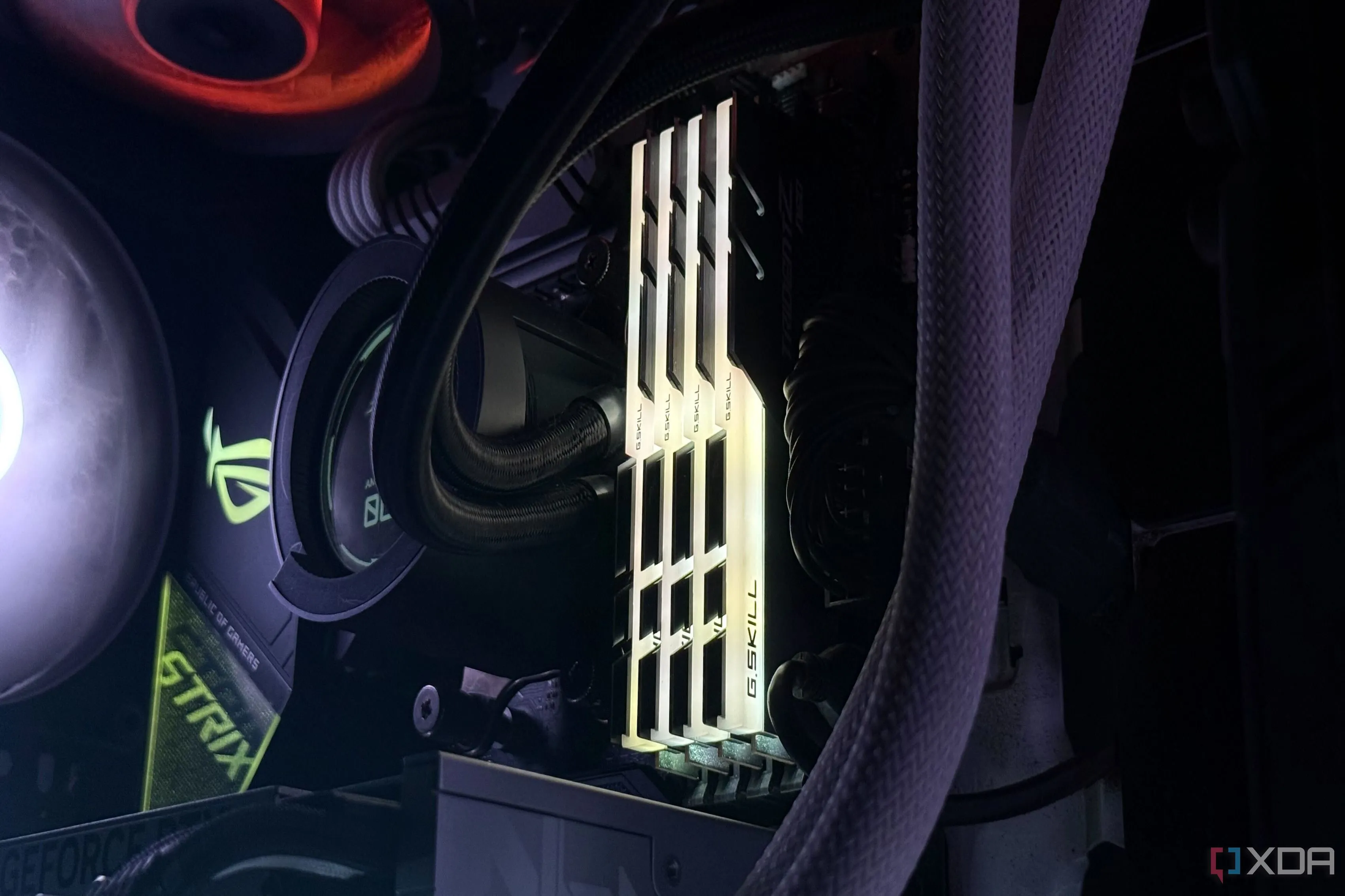 Kit RAM DDR5 hiệu suất cao, minh họa tầm quan trọng của bộ nhớ nhanh cho hệ thống CPU Zen 5