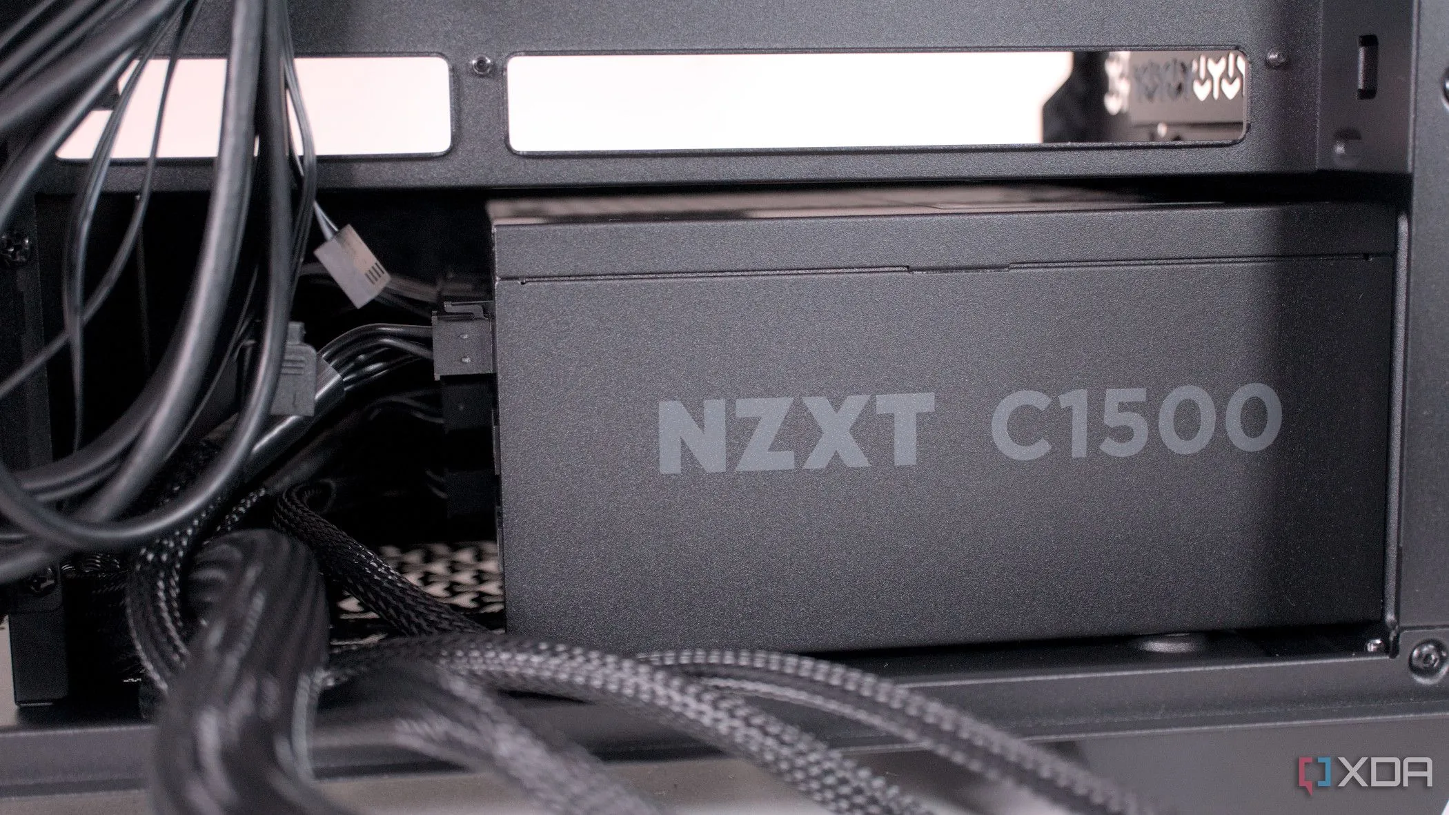 Lắp đặt bộ nguồn (PSU) bên trong vỏ case Corsair 3500X ARGB