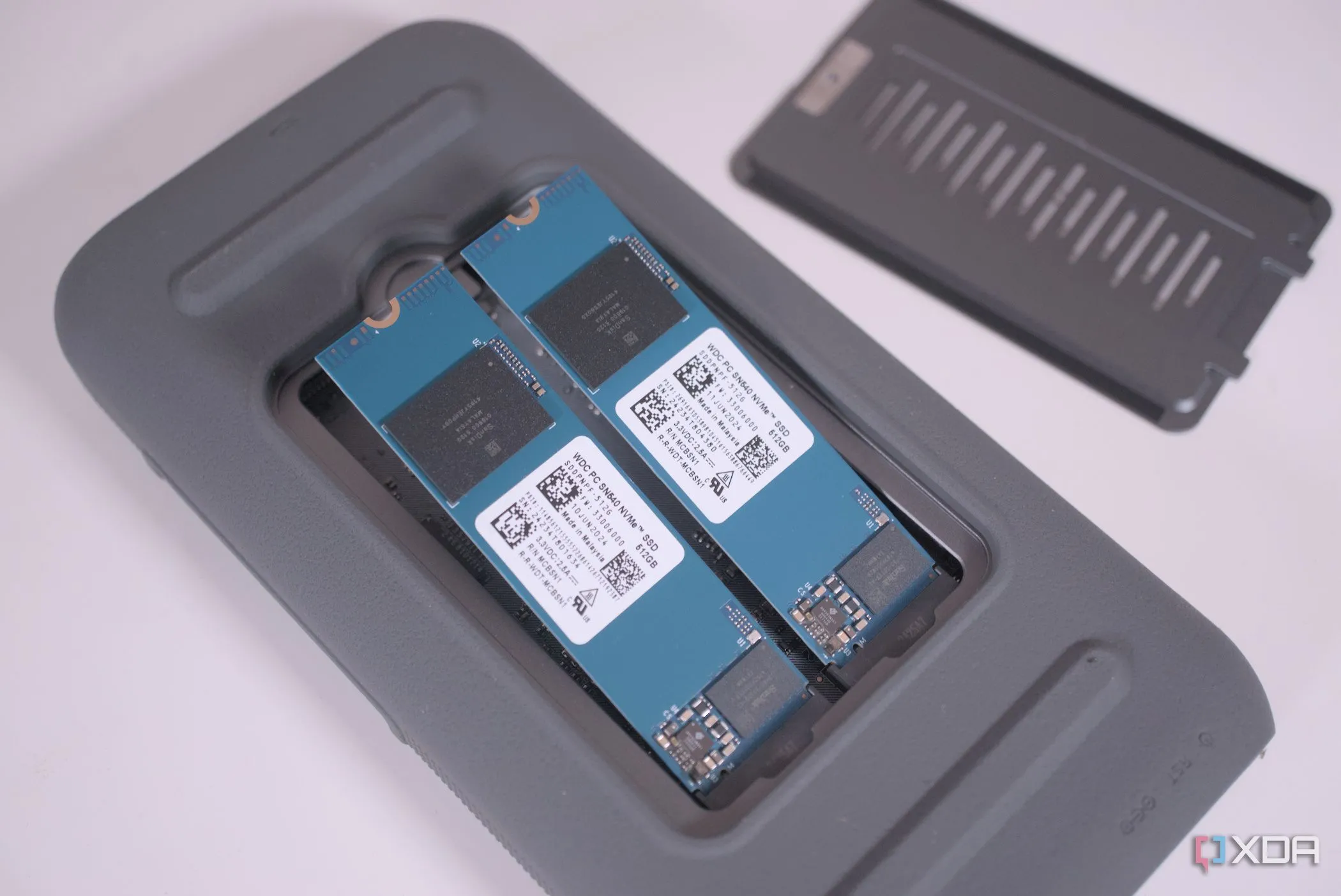 Lắp đặt ổ SSD vào thiết bị UnifyDrive UT2, thể hiện sự khác biệt giữa SSD tiêu dùng và enterprise trong các hệ thống RAID