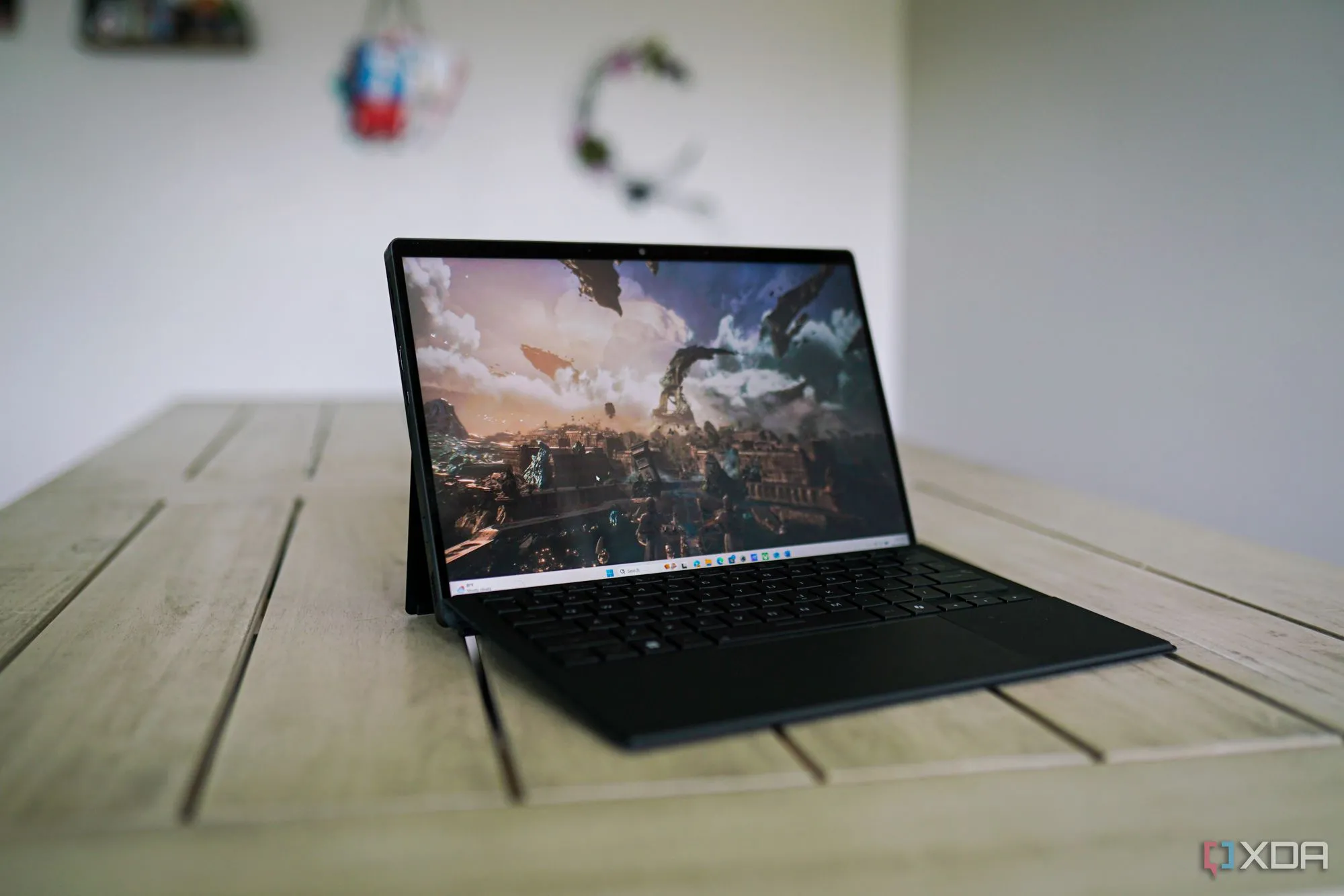 Laptop ASUS ROG Flow Z13 đang được sử dụng