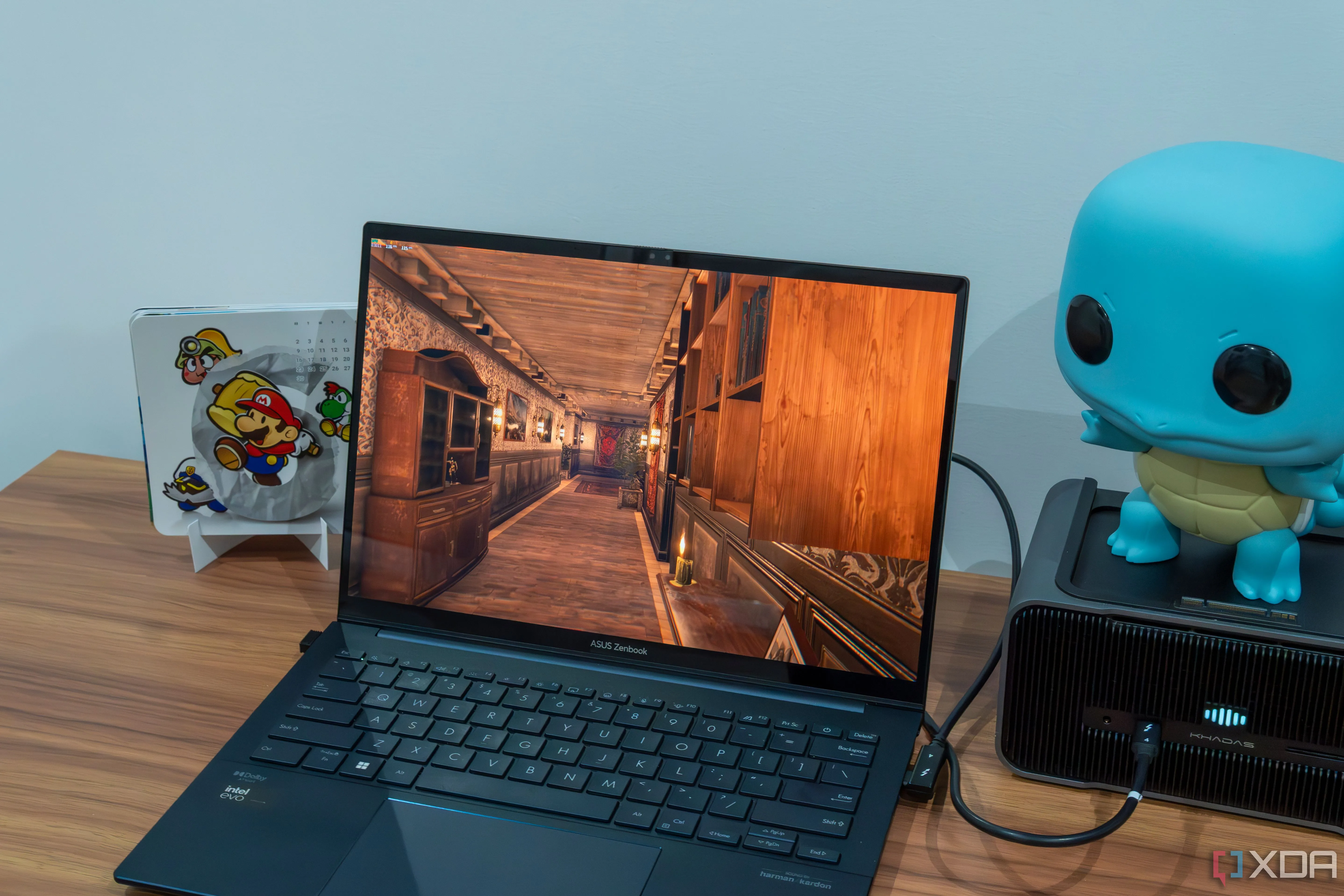 Laptop đang kết nối với eGPU Khadas Mind Graphics, hiển thị khả năng nâng cao hiệu suất đồ họa