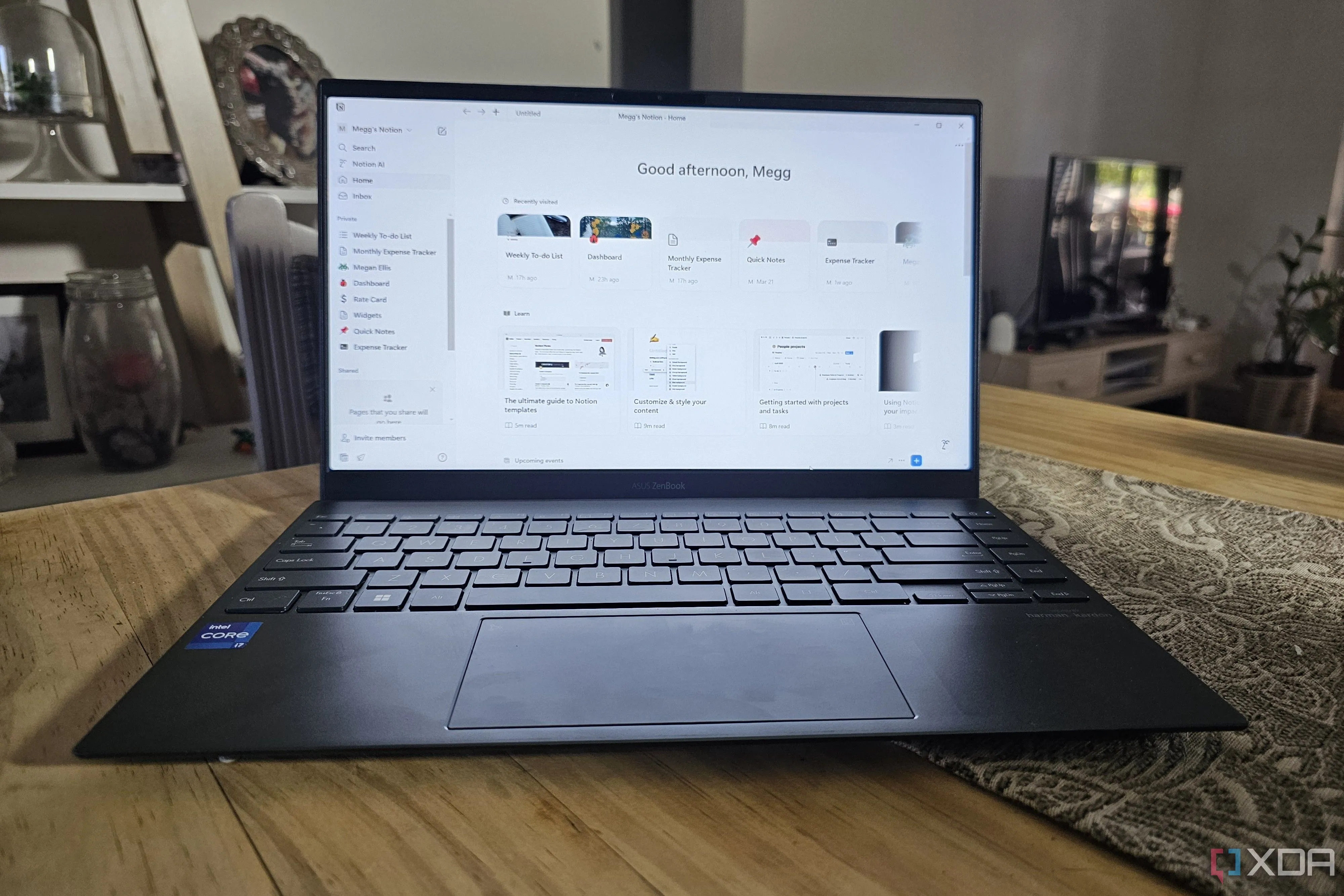 Laptop hiển thị ứng dụng Notion trên bàn làm việc, gợi mở cách thoát khỏi vùng an toàn công nghệ