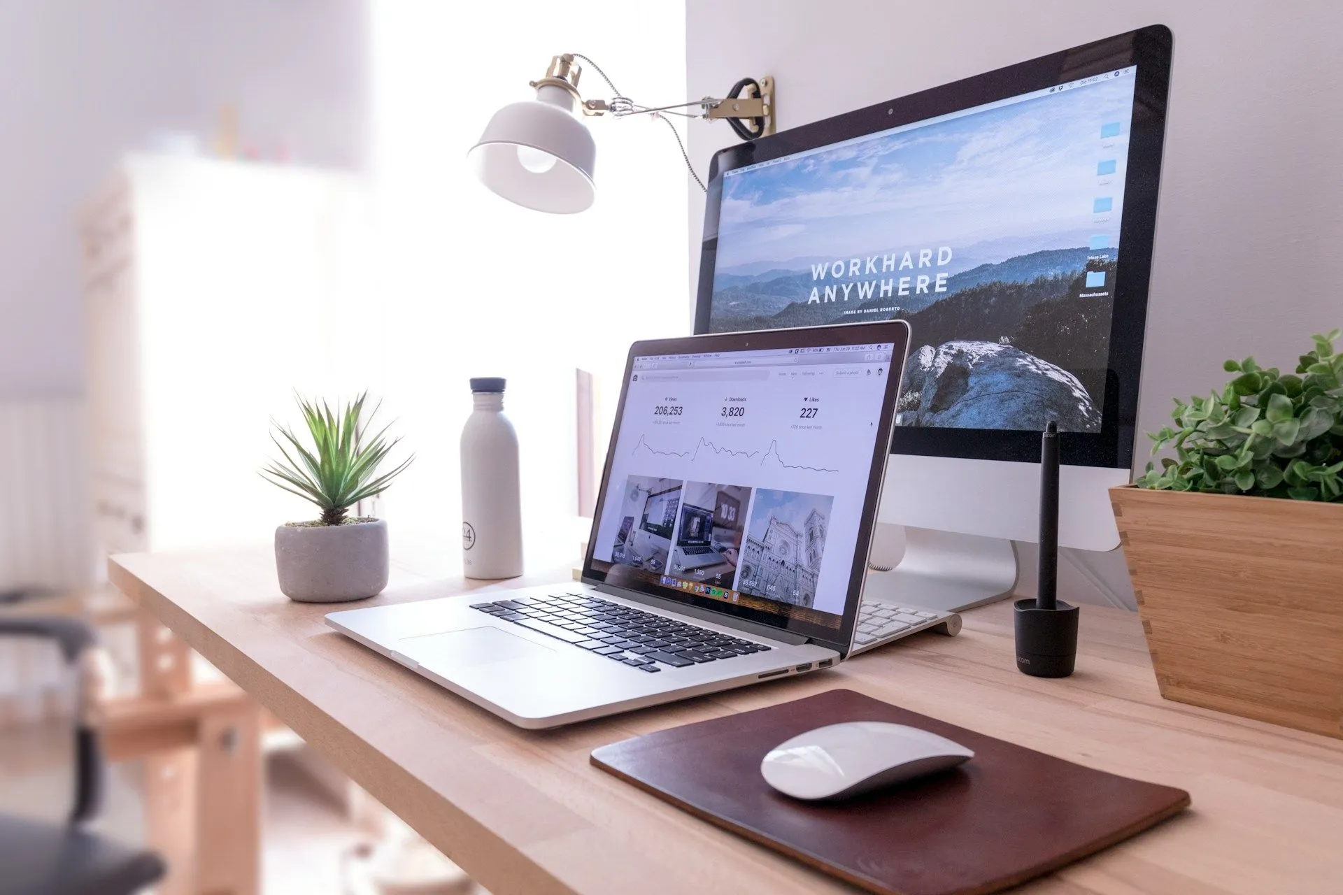 Laptop kết nối với màn hình máy tính lớn, thể hiện khả năng đa nhiệm