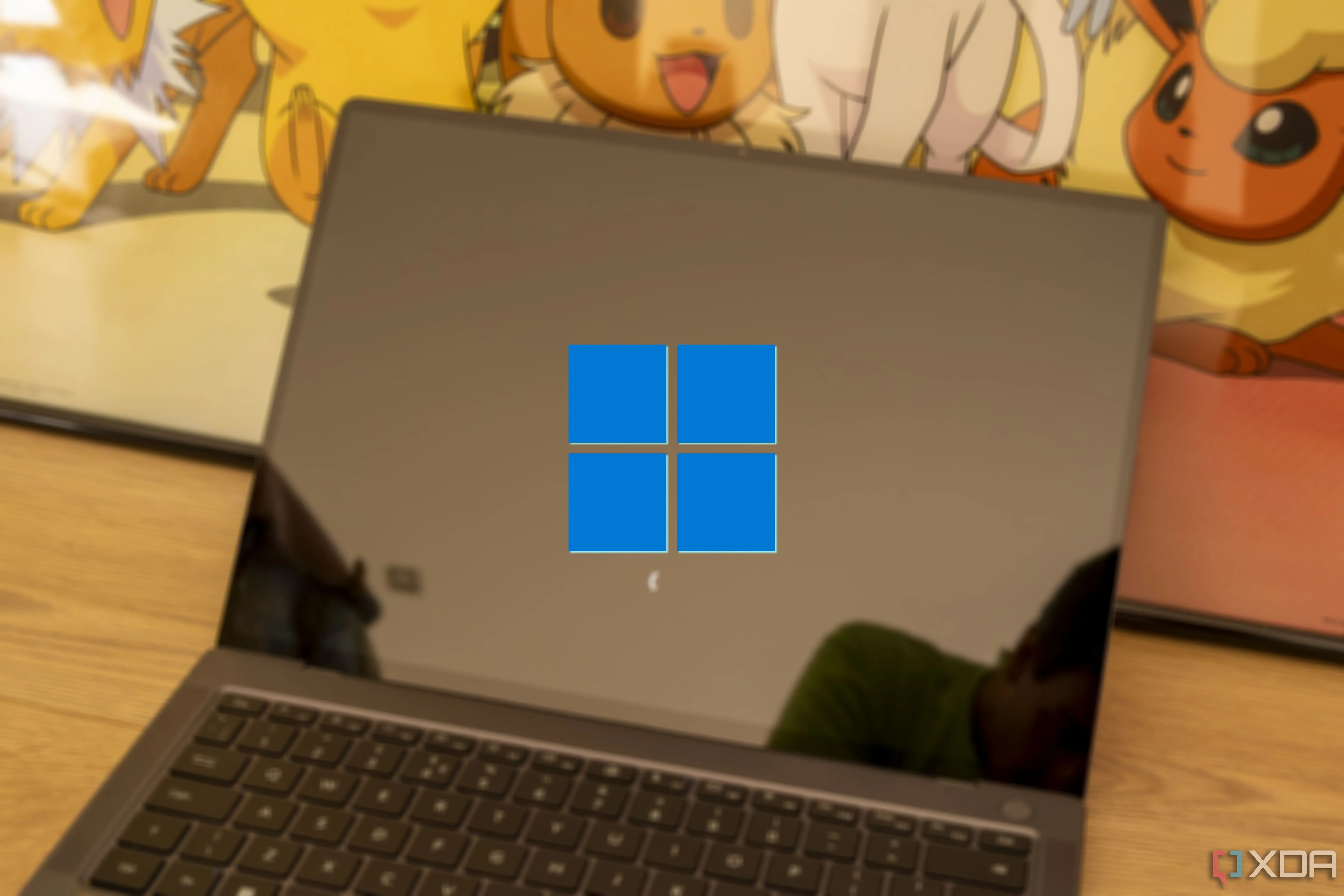Laptop khởi động với logo Windows, minh họa trường hợp khuyến nghị giữ Secure Boot hoạt động