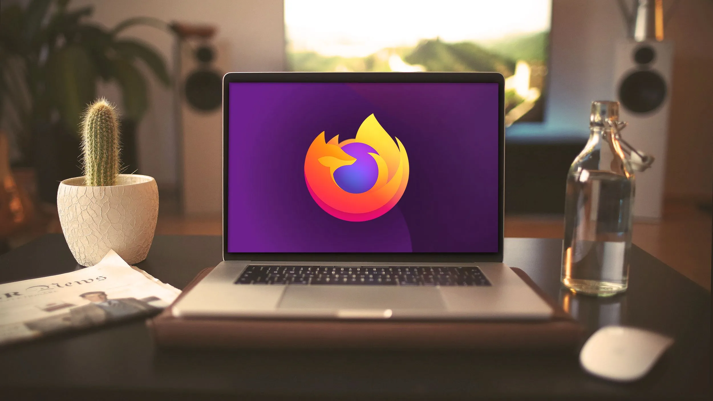Laptop MacBook Pro hiển thị logo trình duyệt Mozilla Firefox