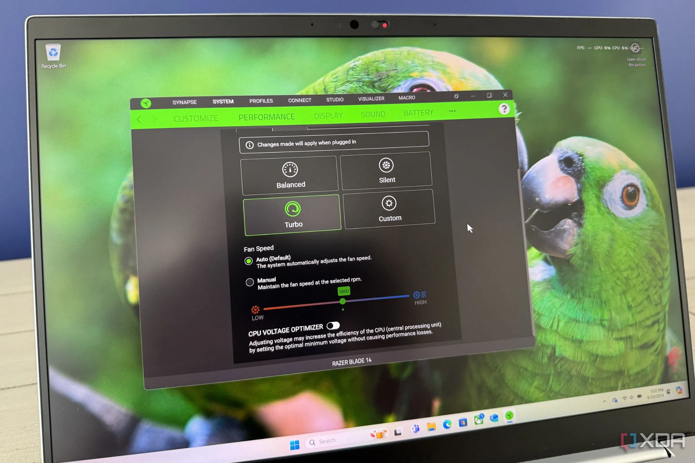 Laptop Razer Blade 14 hiển thị giao diện phần mềm Razer Synapse để điều khiển đèn RGB