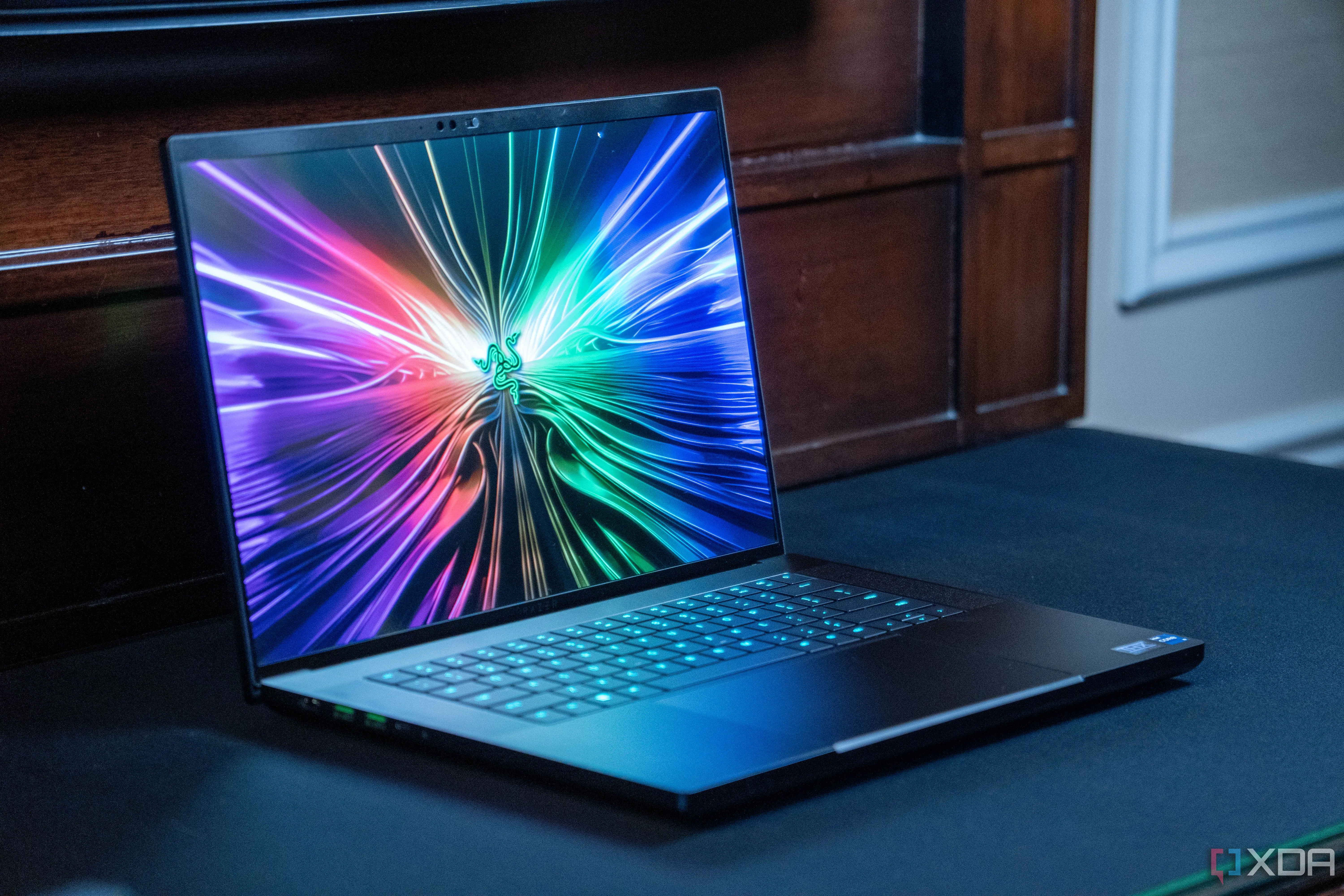 Laptop Razer Blade 16, ví dụ về thiết bị di động có thể hưởng lợi từ việc undervolt CPU để giảm nhiệt và tăng tuổi thọ