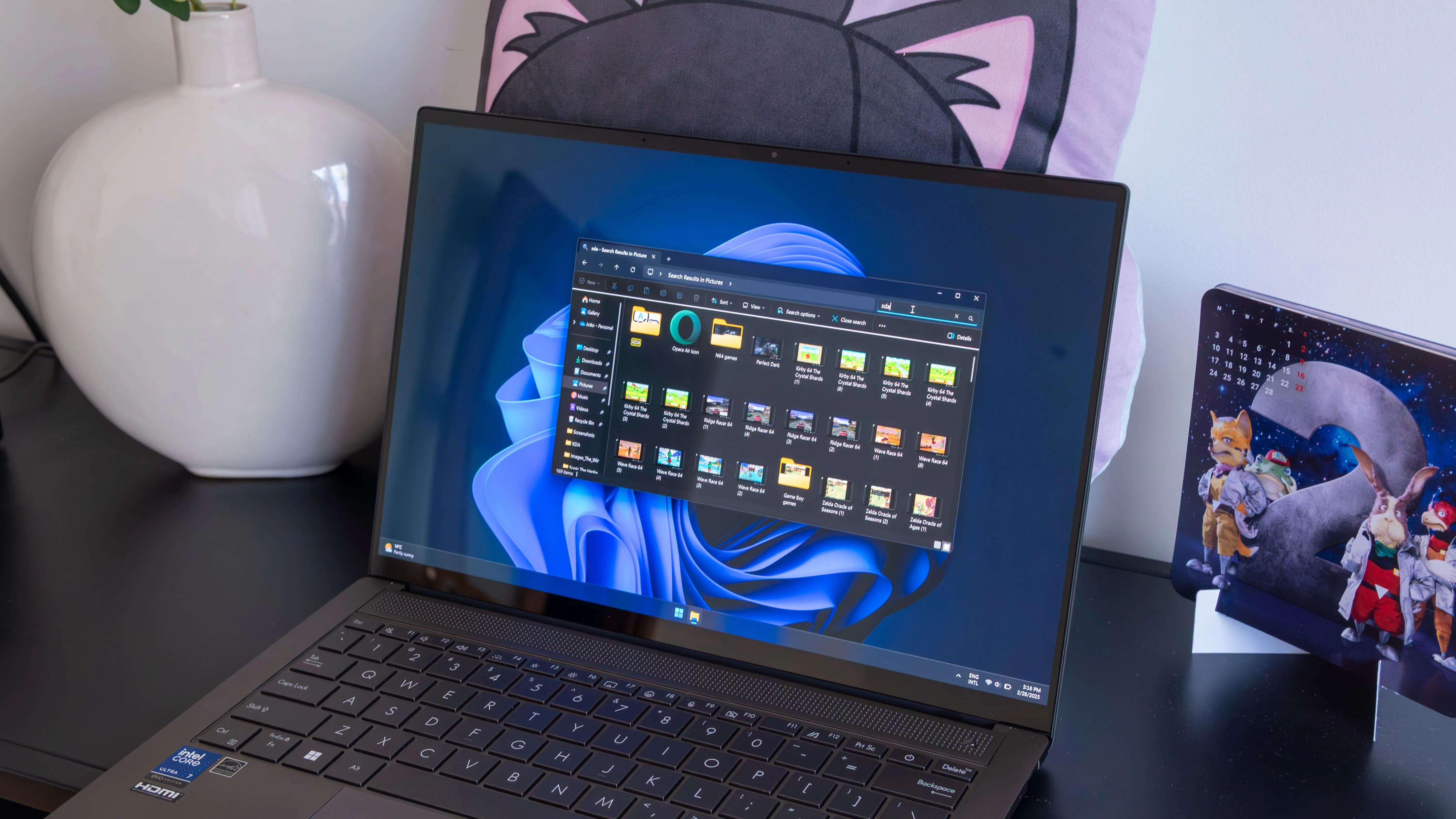 Laptop Windows 11 hiển thị chức năng tìm kiếm file hiệu quả, cũng như khả năng chỉnh sửa ảnh nhanh