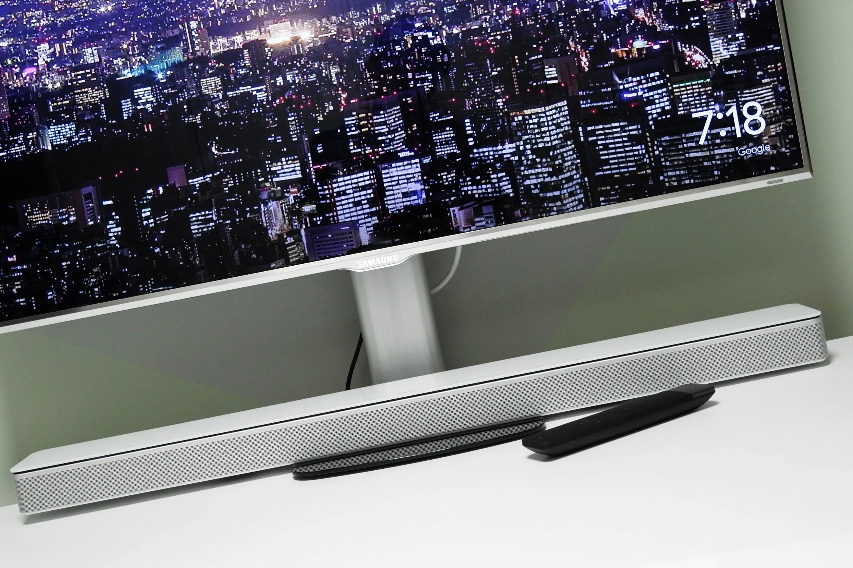 Loa soundbar Redragon GS560 đặt gọn gàng dưới màn hình máy tính trên bàn làm việc, tối ưu không gian và tạo vẻ ngoài chuyên nghiệp.