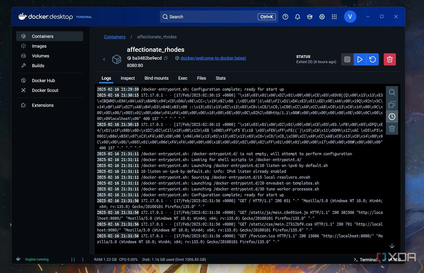 Log của một container Docker đang chạy, minh họa tài nguyên nhẹ