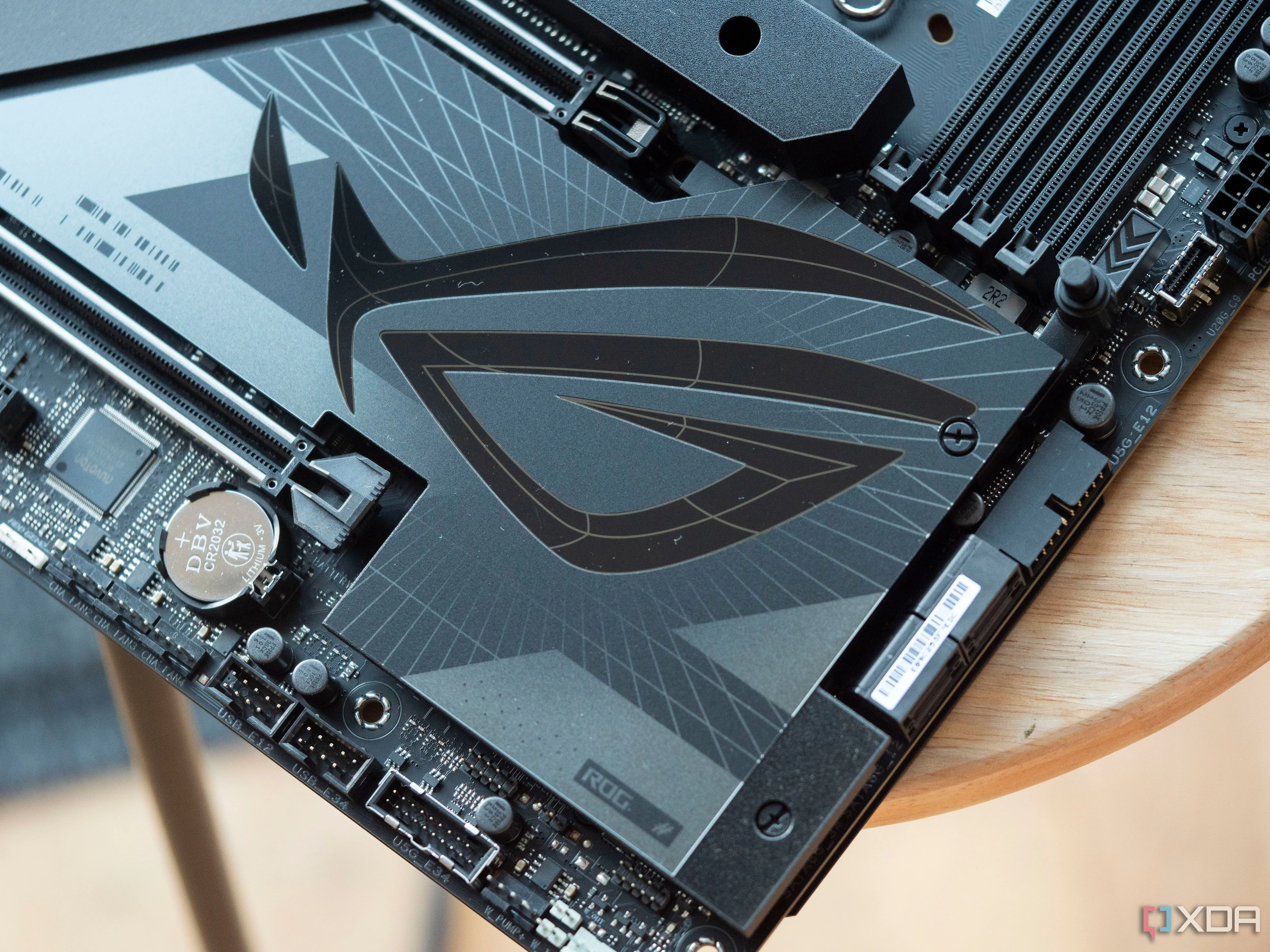 Logo Asus ROG trên bo mạch chủ Maximus Z790 Dark Hero, nhấn mạnh tầm quan trọng của VRM đối với sự ổn định
