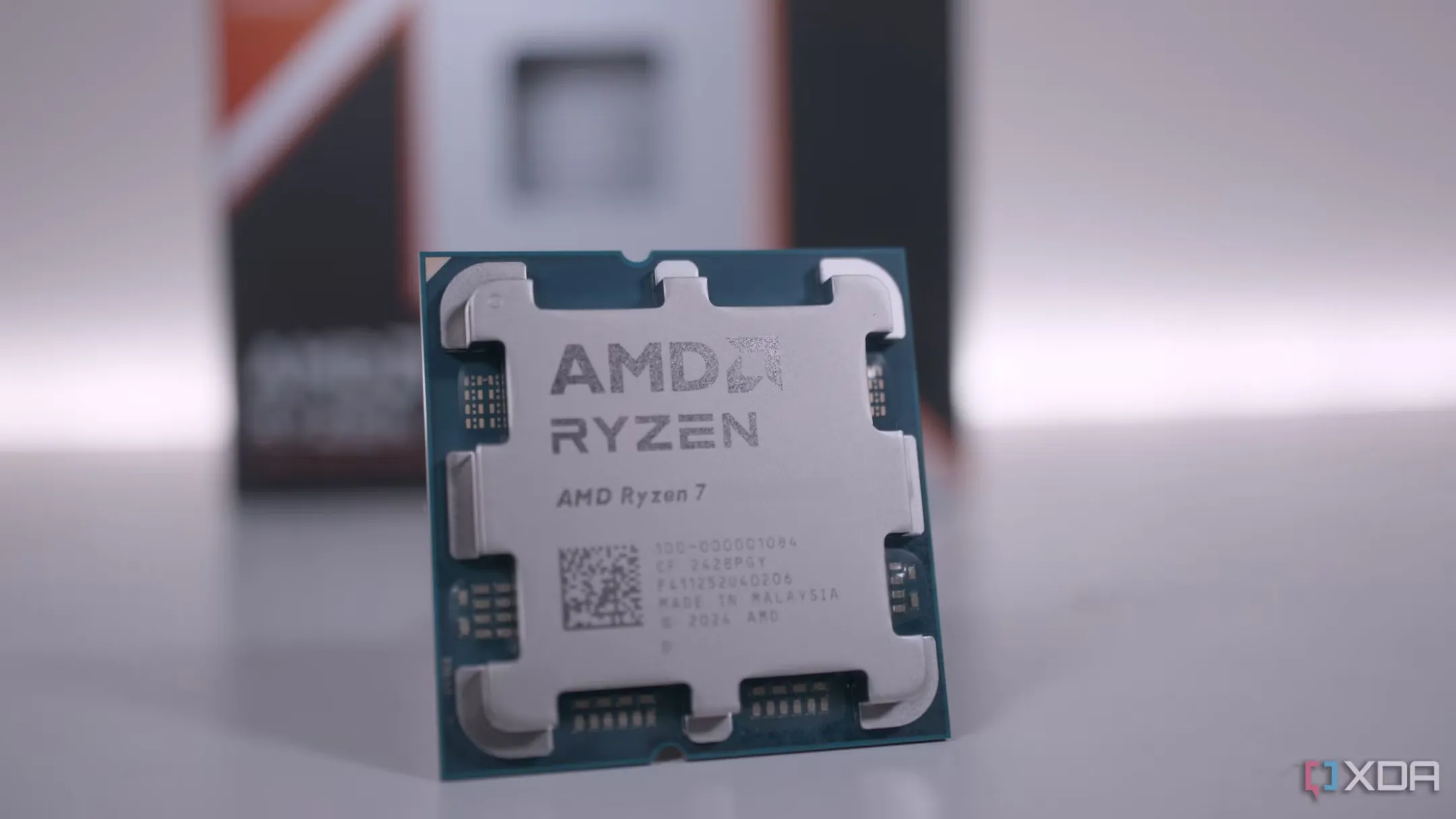 Logo và tên dòng chip AMD Ryzen 7, đại diện cho hiệu năng mạnh mẽ trong phân khúc.