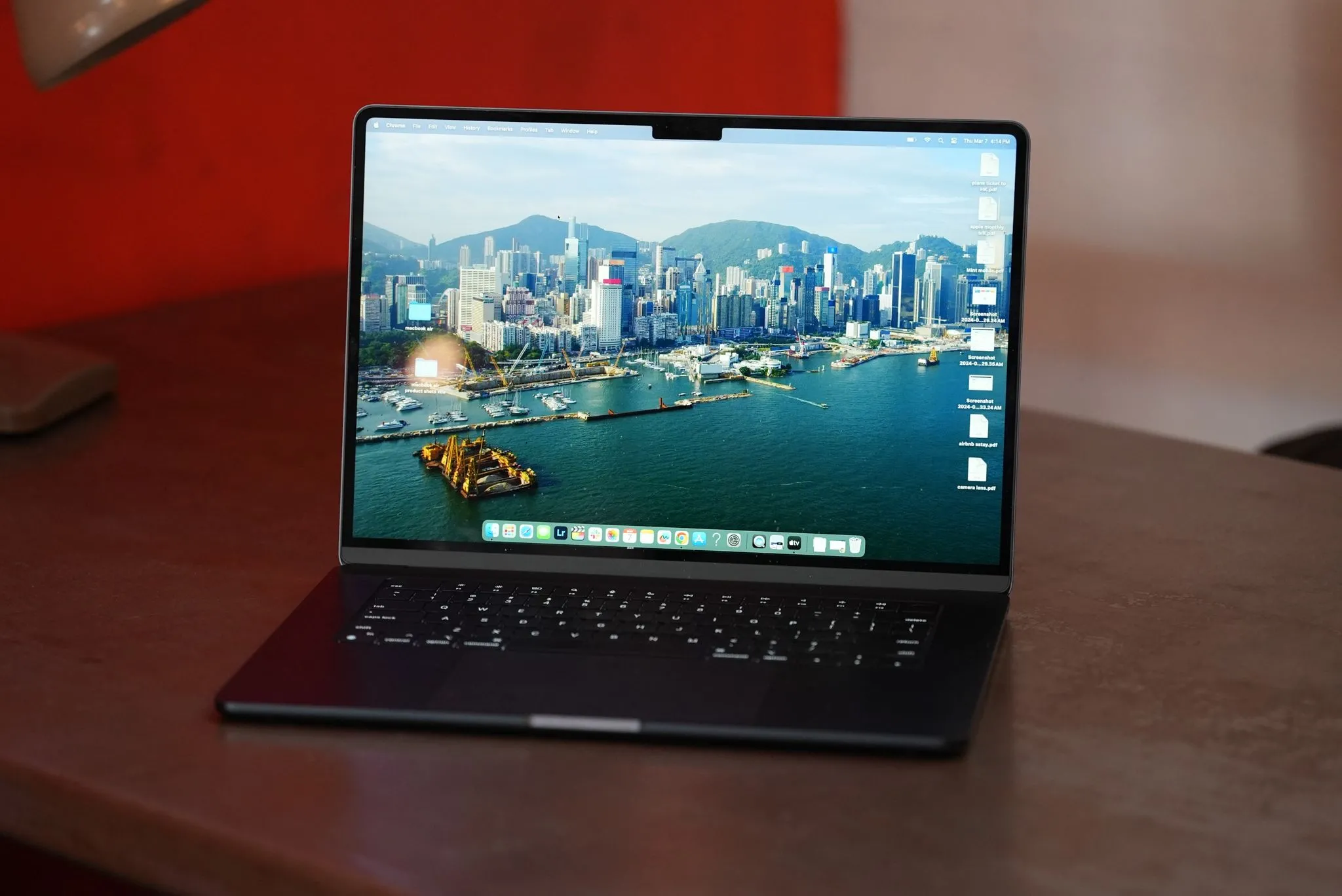 MacBook Air M3 màu xanh trên bàn làm việc