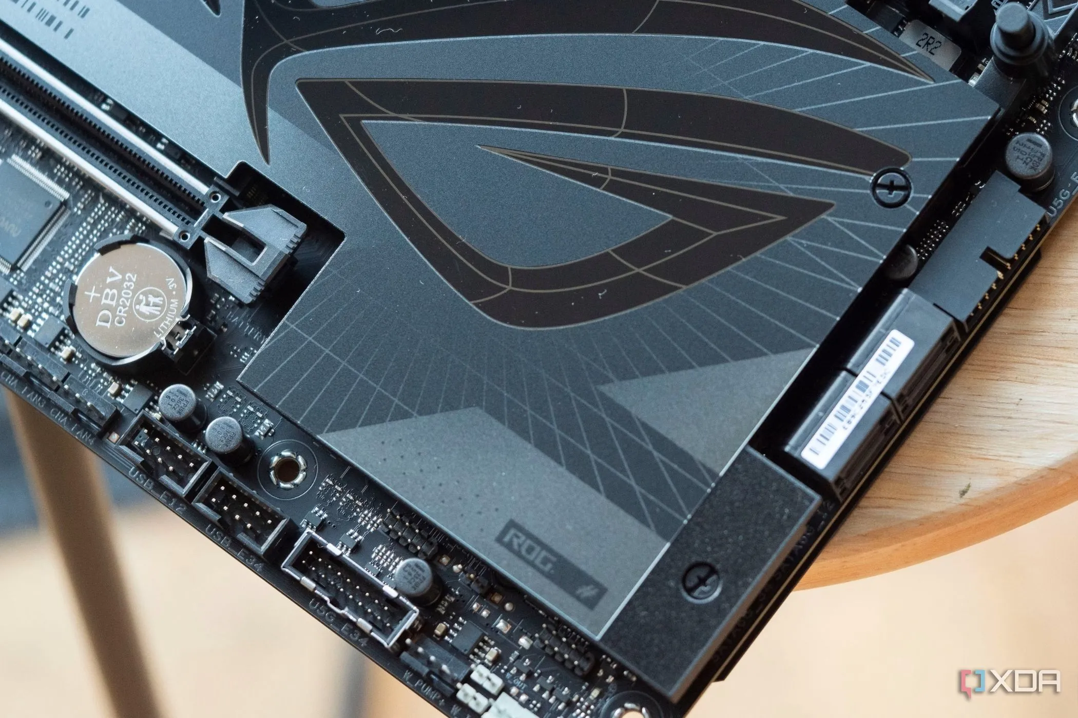 Mainboard ASUS ROG gaming với logo ROG nổi bật, tượng trưng cho hiệu năng cao