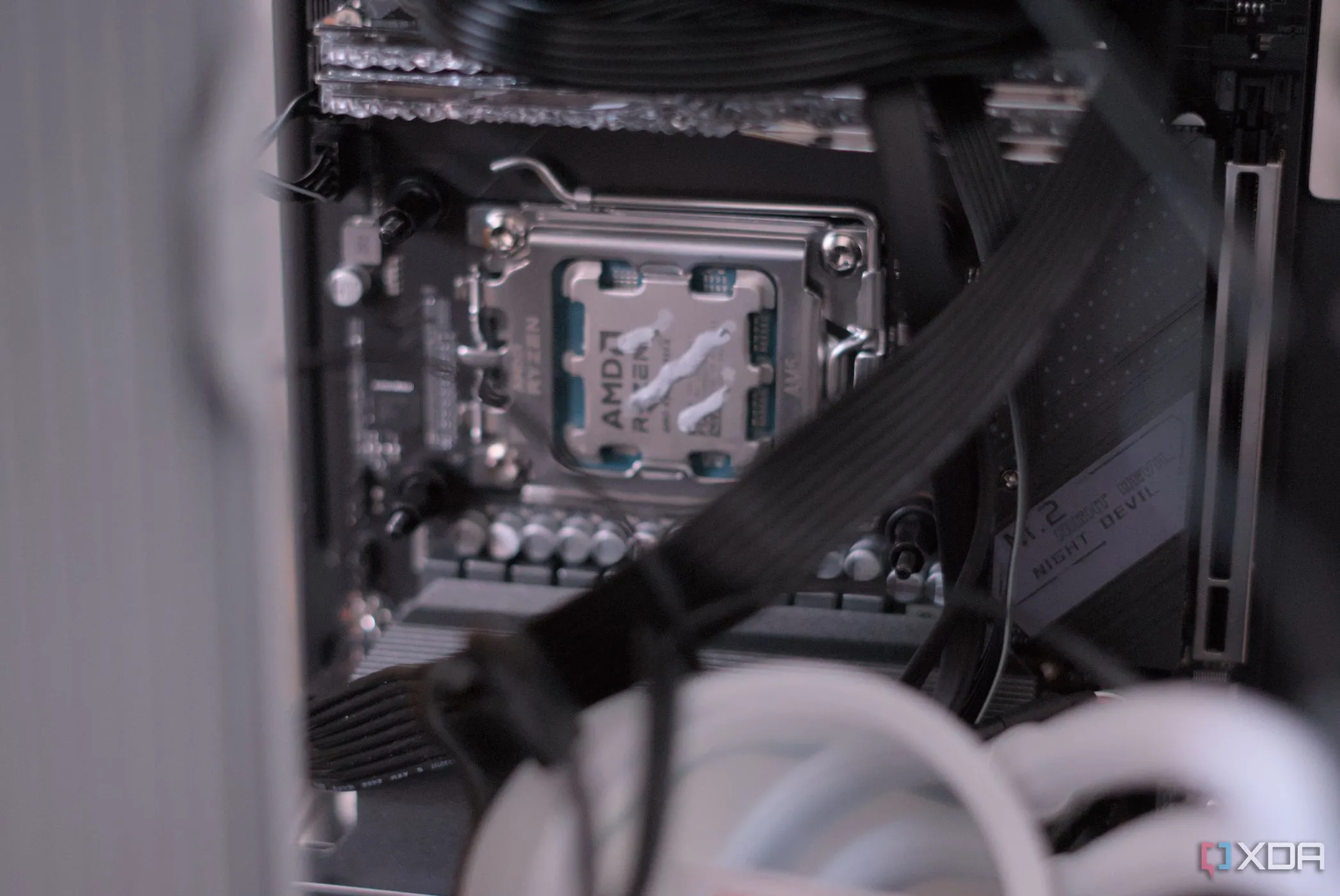 Mainboard JGINYUE B650i Night Devil được lắp gọn gàng bên trong vỏ case HYTE Revolt 3