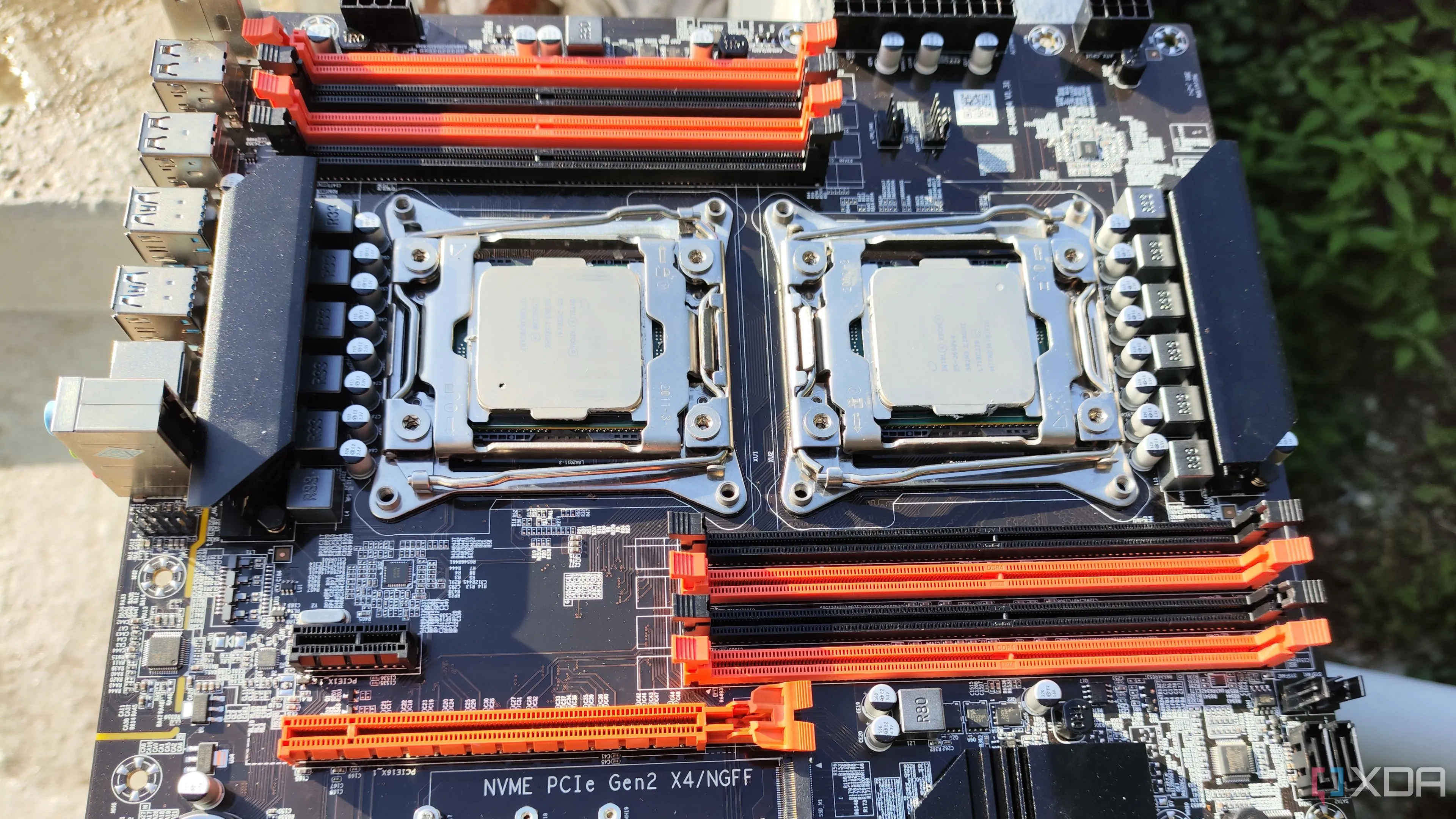 Mainboard máy chủ X99 với hai bộ xử lý Xeon và tám khe cắm RAM, đại diện cho phần cứng máy chủ mạnh mẽ nhưng có thể quá mức cần thiết cho home lab khởi đầu