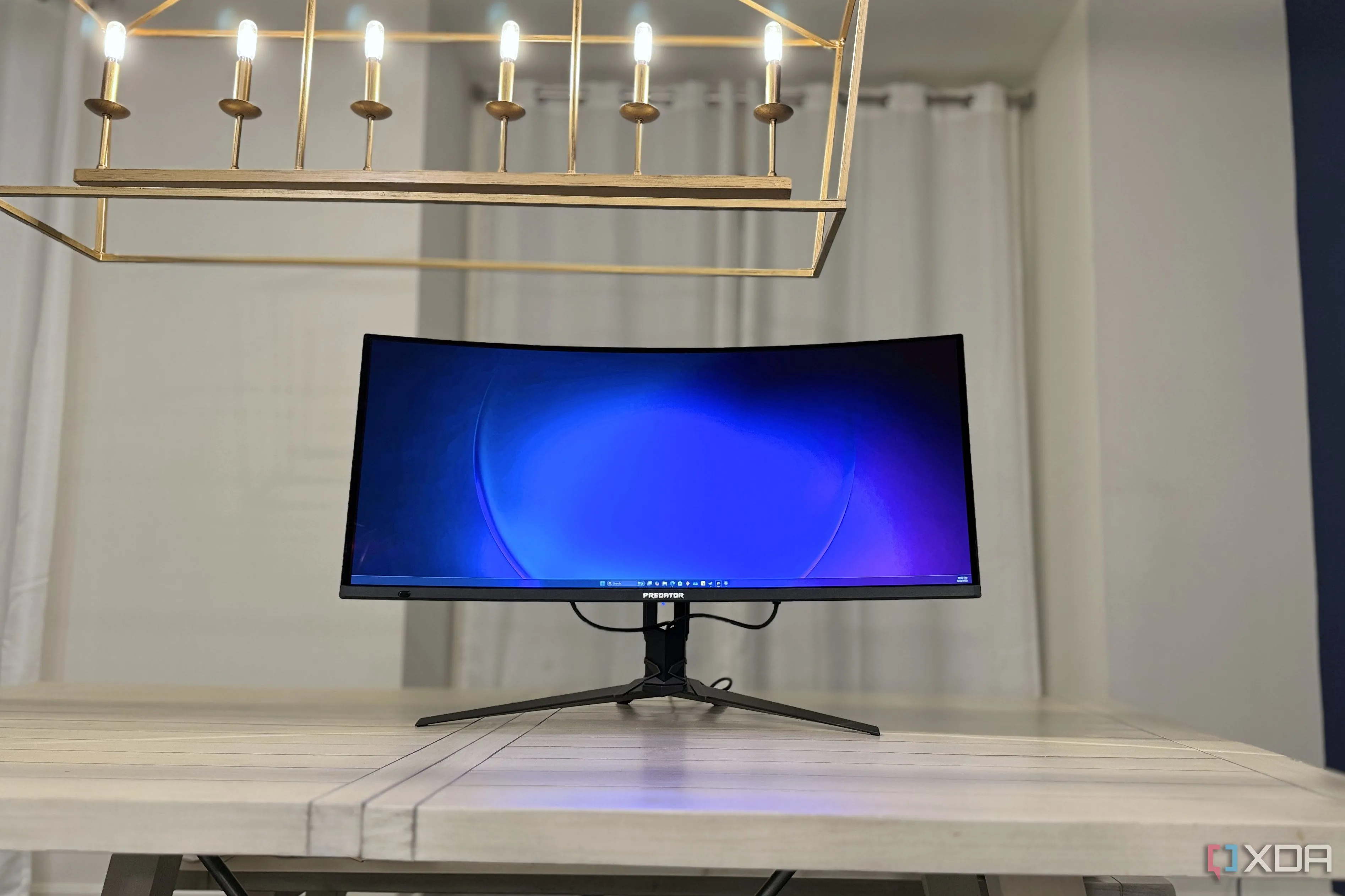 Màn hình Acer Predator X34 X5 trên bàn làm việc, minh họa các tùy chọn kết nối và công thái học