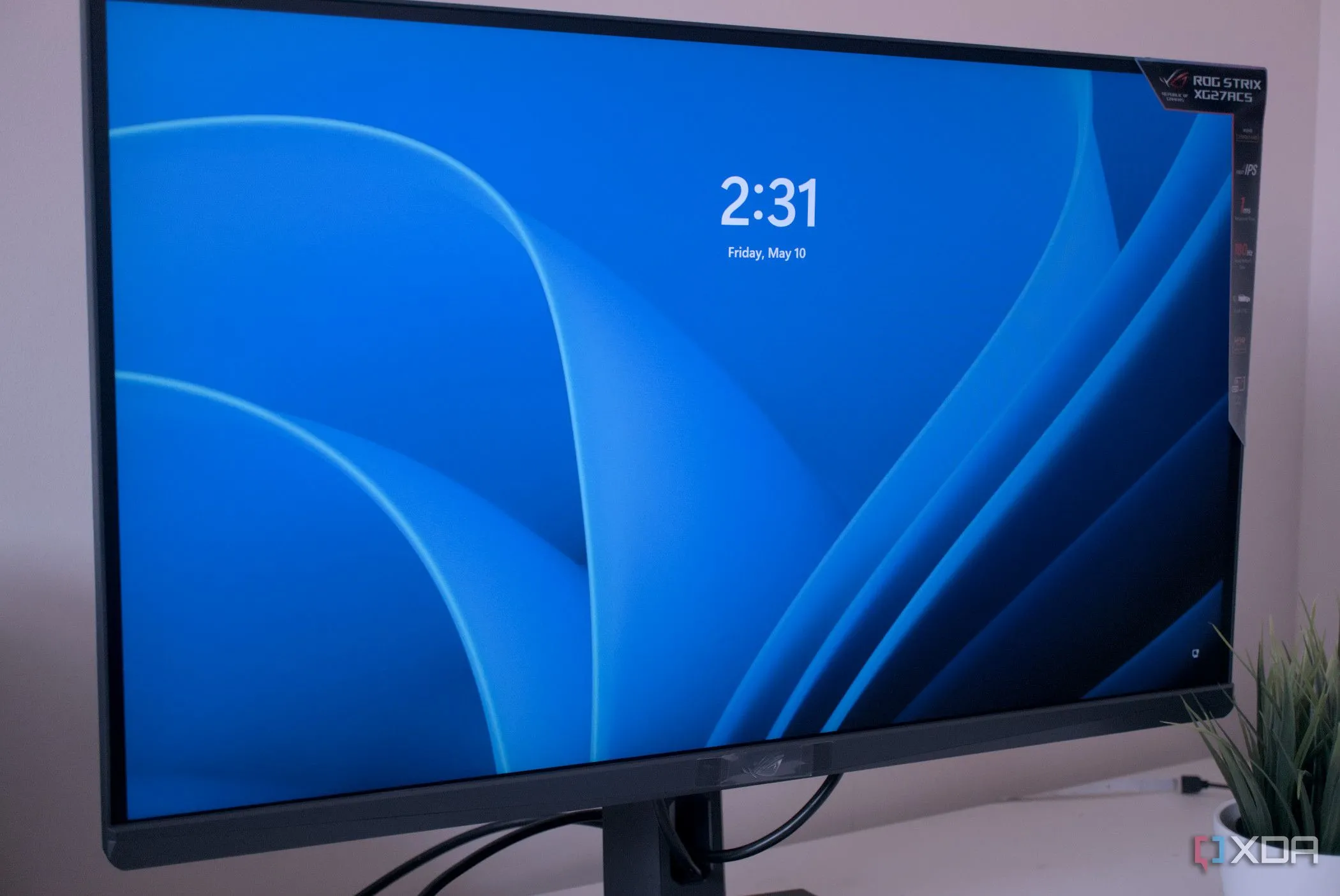 Màn hình Asus ROG Strix XG27ACS hiển thị màn hình đăng nhập Windows từ góc nhìn bên cạnh