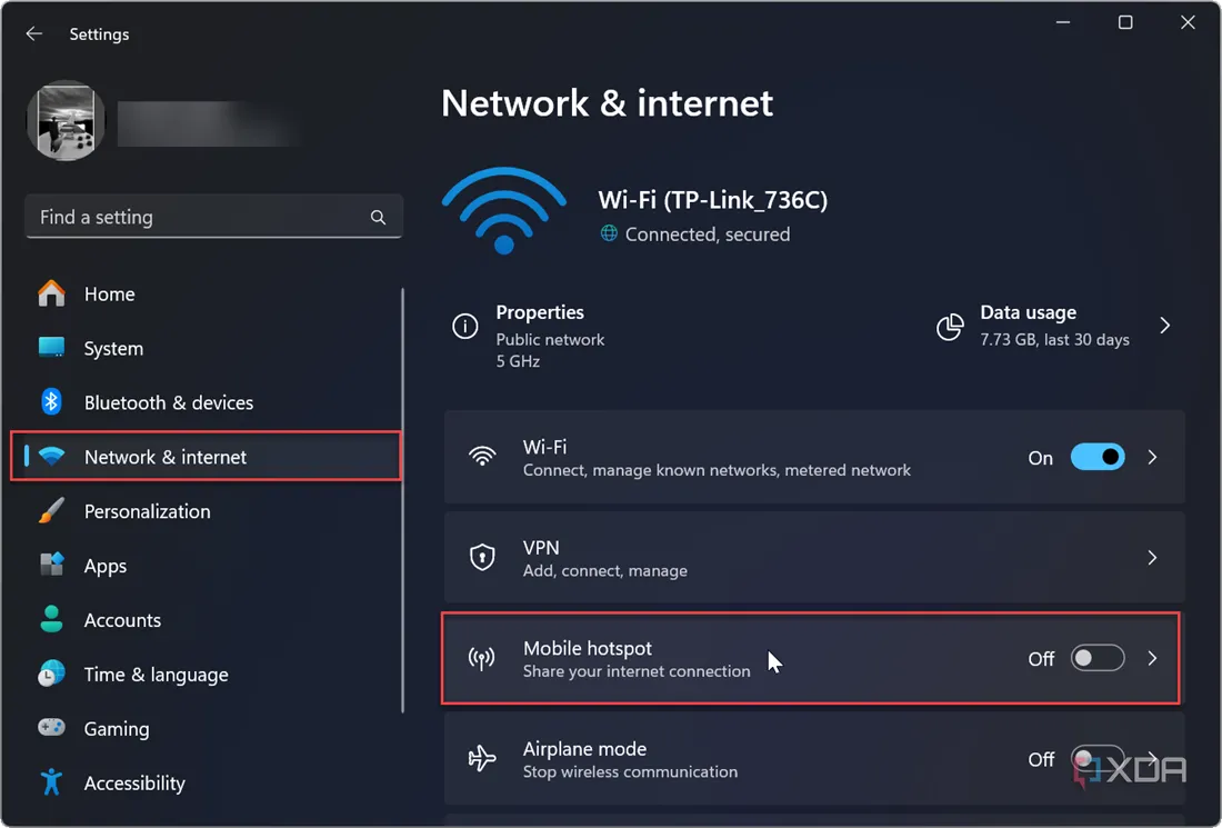 Màn hình Cài đặt Mạng &amp; Internet của Windows 11 với tùy chọn Điểm phát sóng di động được chọn