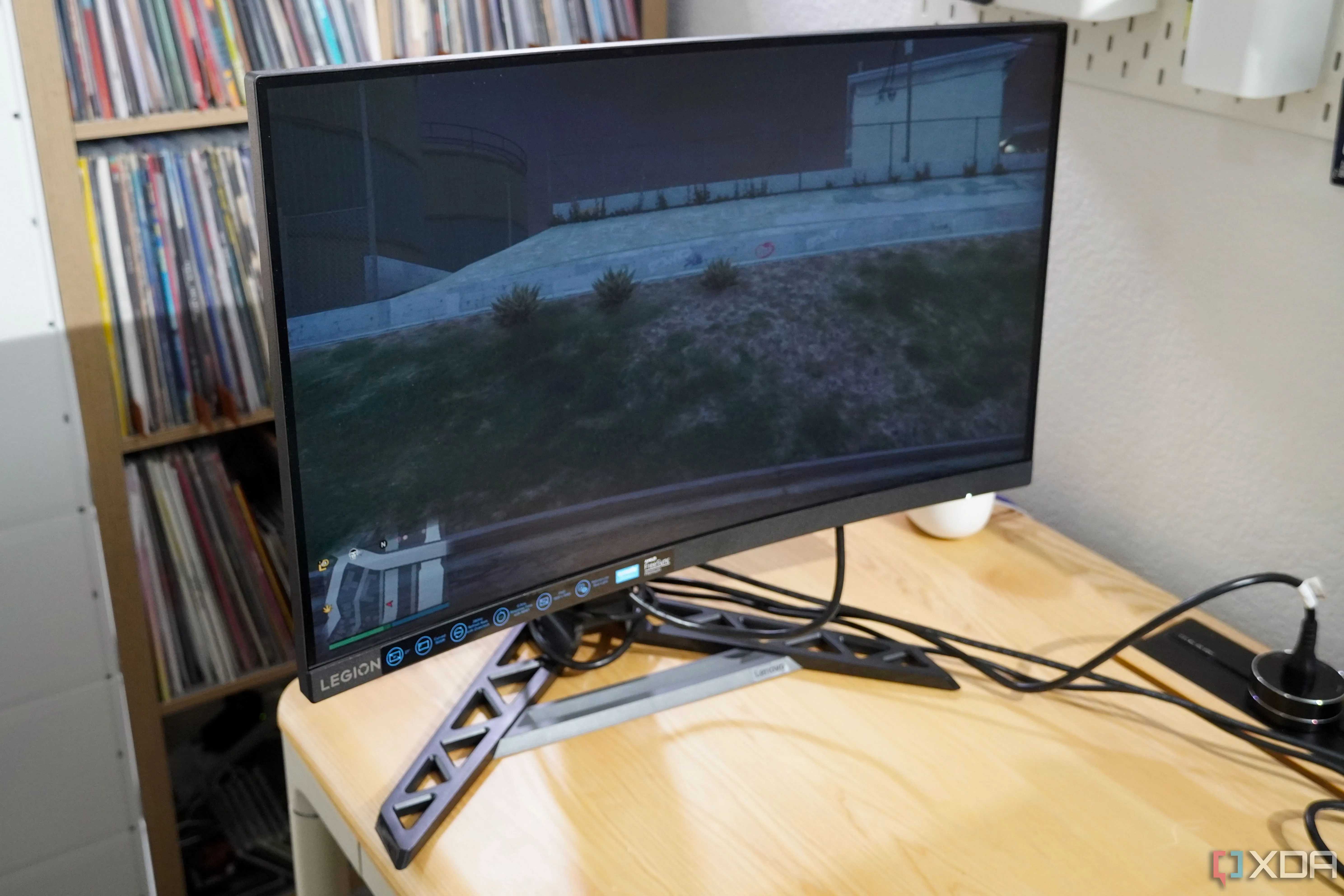 Màn hình cong Lenovo Legion trên bàn làm việc, đại diện cho thiết bị cần có độ chính xác màu cao và chỉ số Delta E thấp cho công việc đồ họa