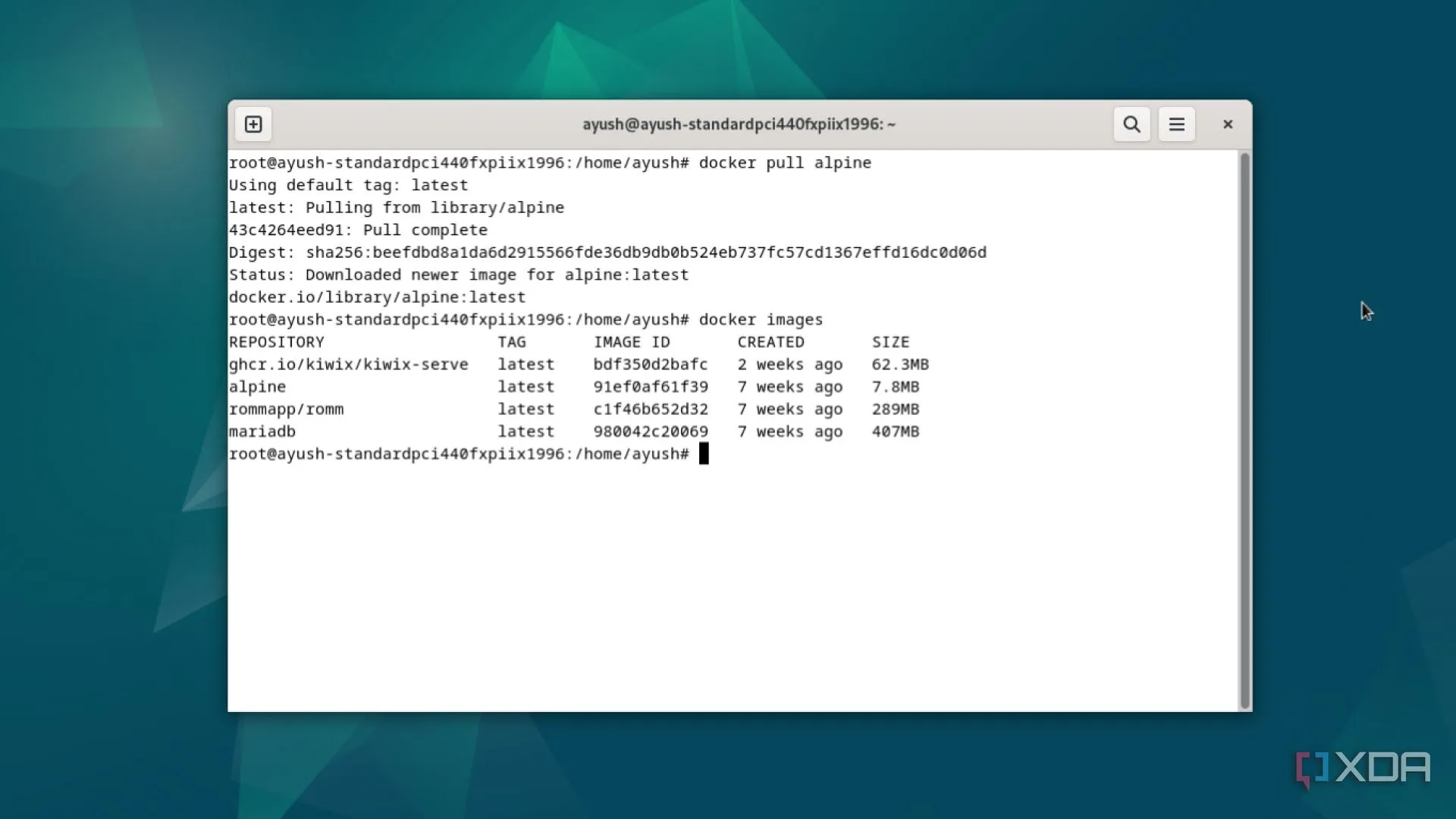Màn hình console hiển thị lệnh docker images đang chạy trên Debian, cho thấy sự đơn giản trong việc quản lý các image Docker.
