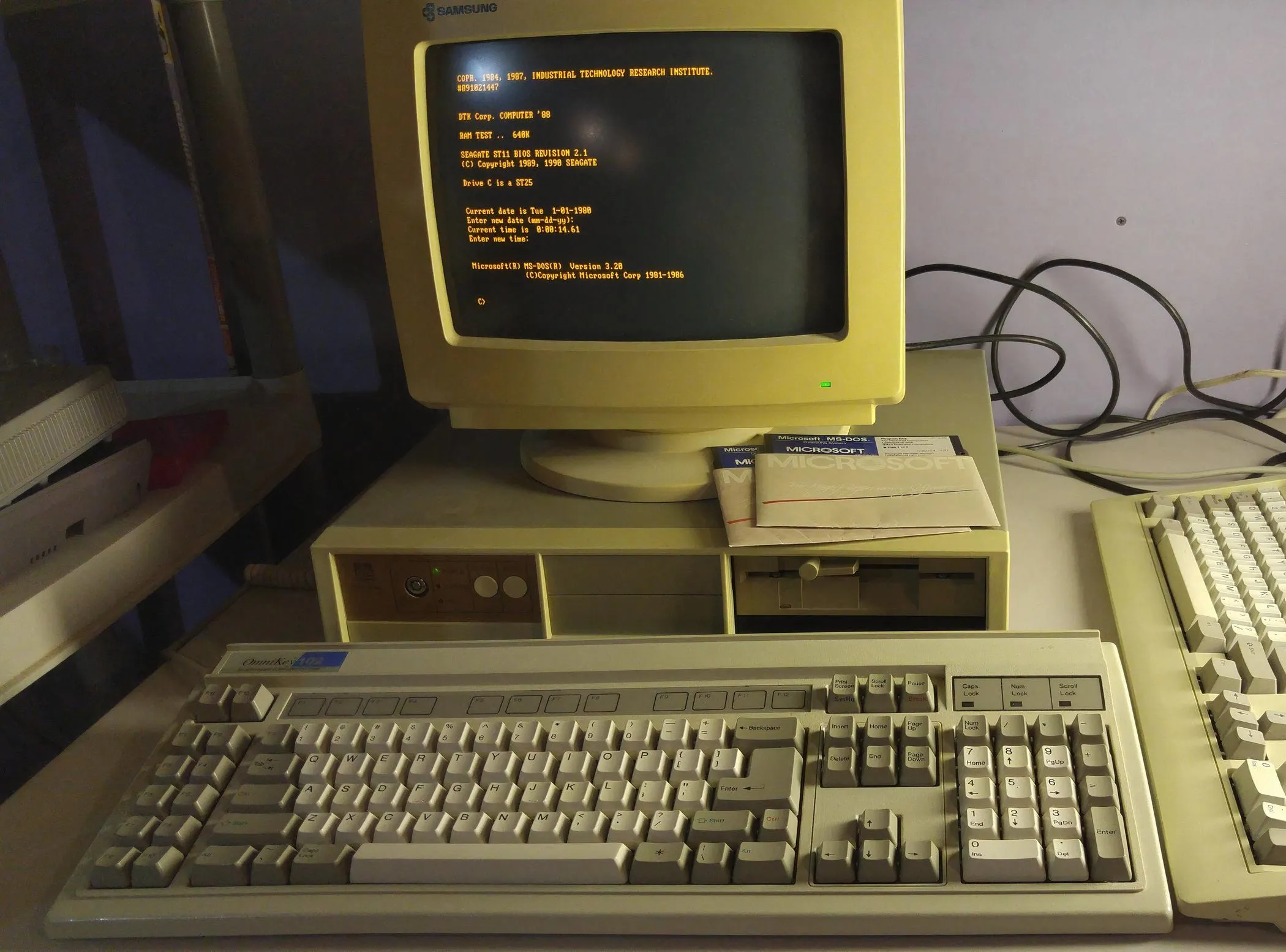 Màn hình CRT cổ điển hiển thị hệ điều hành MS-DOS 3.2 trên một chiếc máy tính cũ, gợi nhớ về thời kỳ công nghệ đầu tiên.