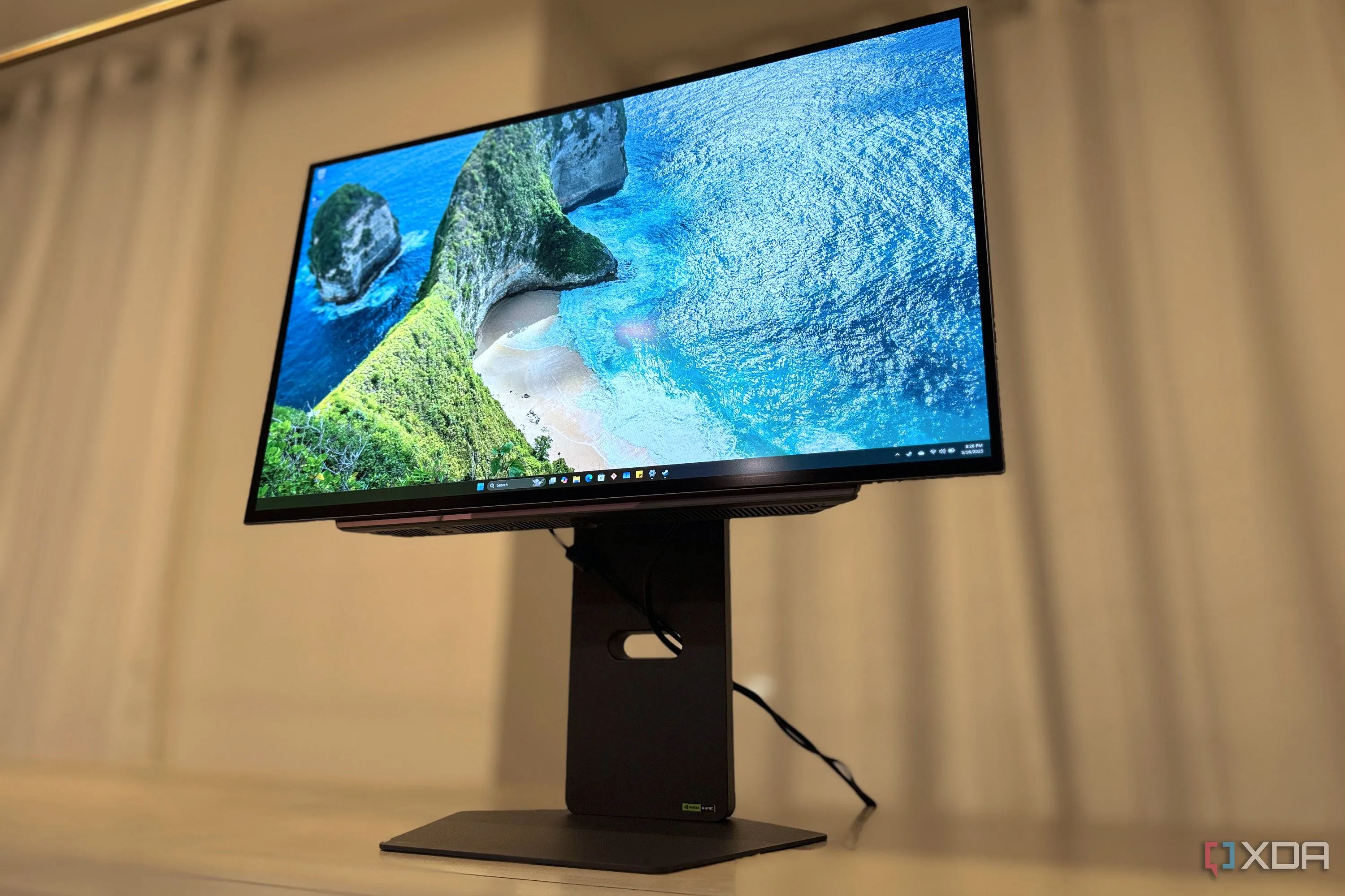 Màn hình desktop Windows 11 hiển thị trên một màn hình LG, minh họa giao diện người dùng cơ bản của hệ điều hành.