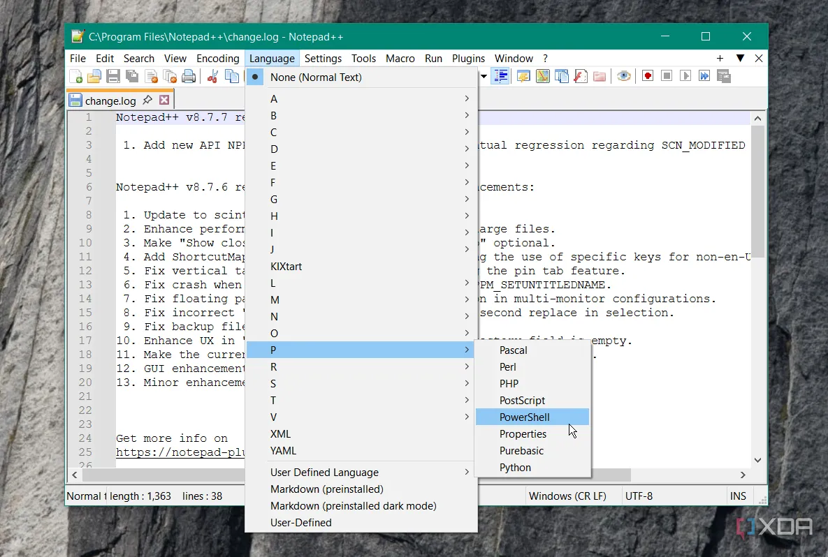 Màn hình desktop Windows hiển thị giao diện Notepad++ đang mở file code
