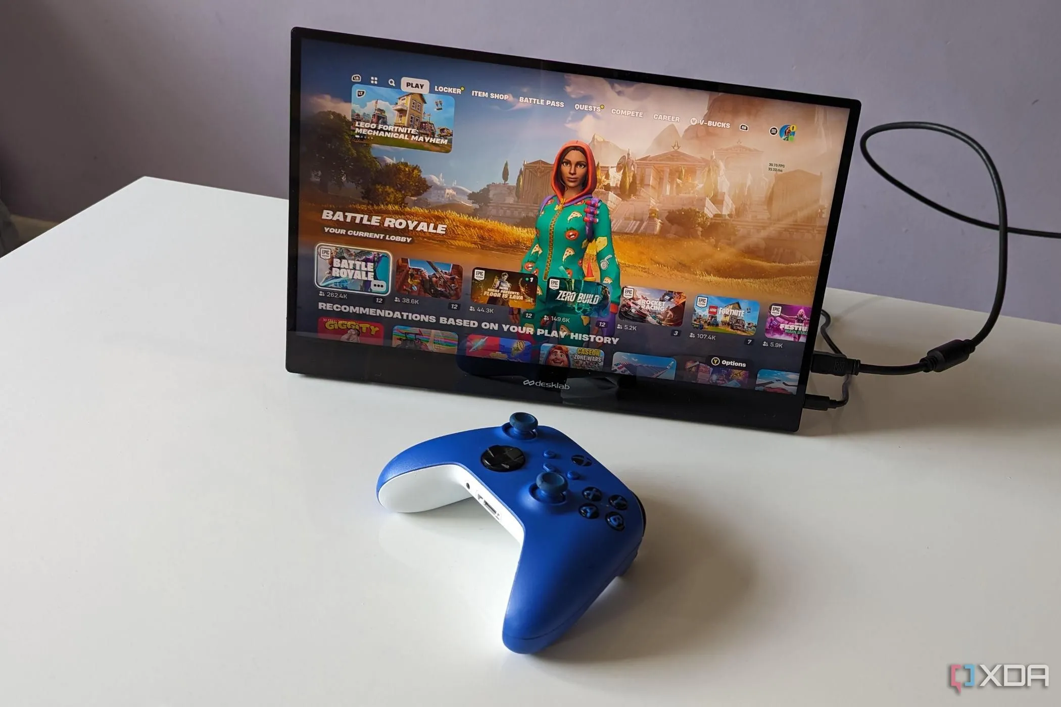 Màn hình di động Desklabs hiển thị Fortnite cùng tay cầm Xbox, biểu tượng cho khả năng chơi game linh hoạt