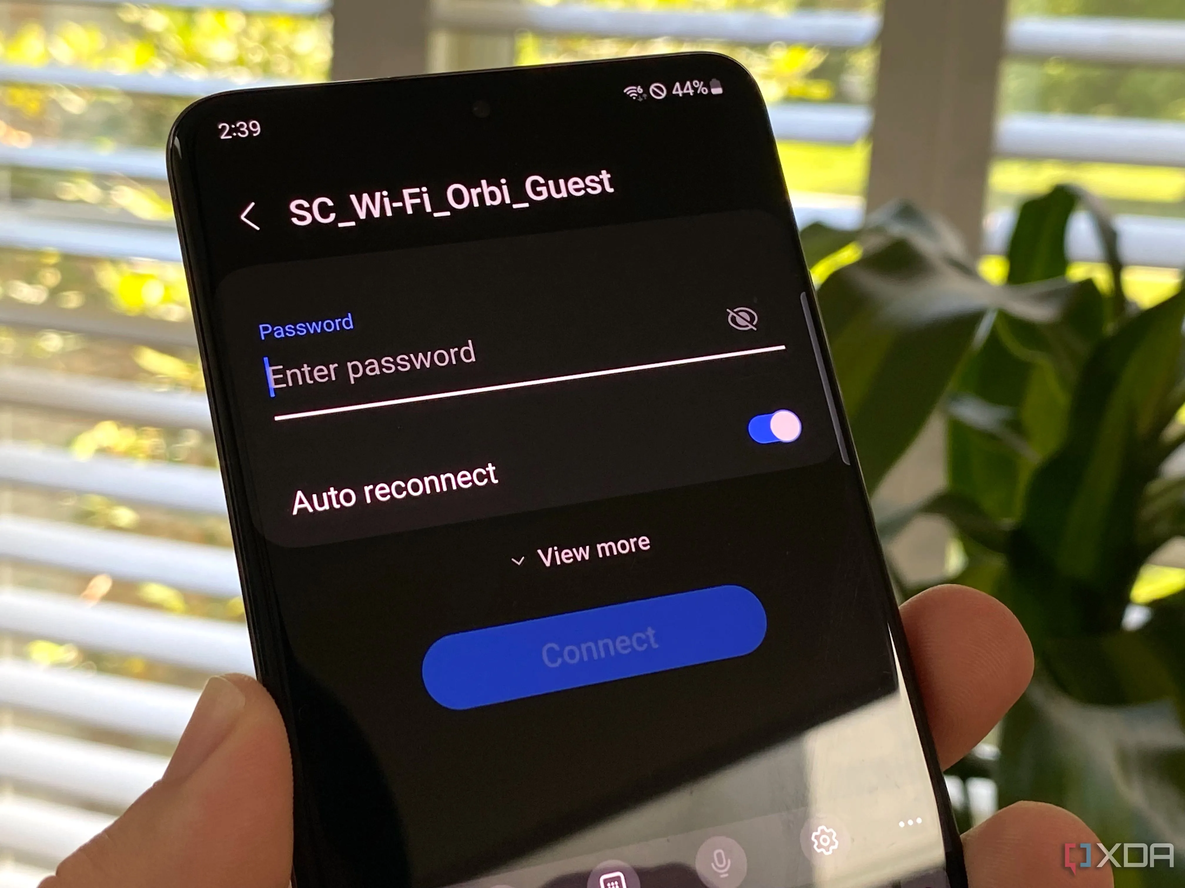 Màn hình điện thoại Galaxy S20 hiển thị giao diện nhập mật khẩu Wi-Fi, nhấn mạnh tầm quan trọng của việc bảo mật mạng không dây.