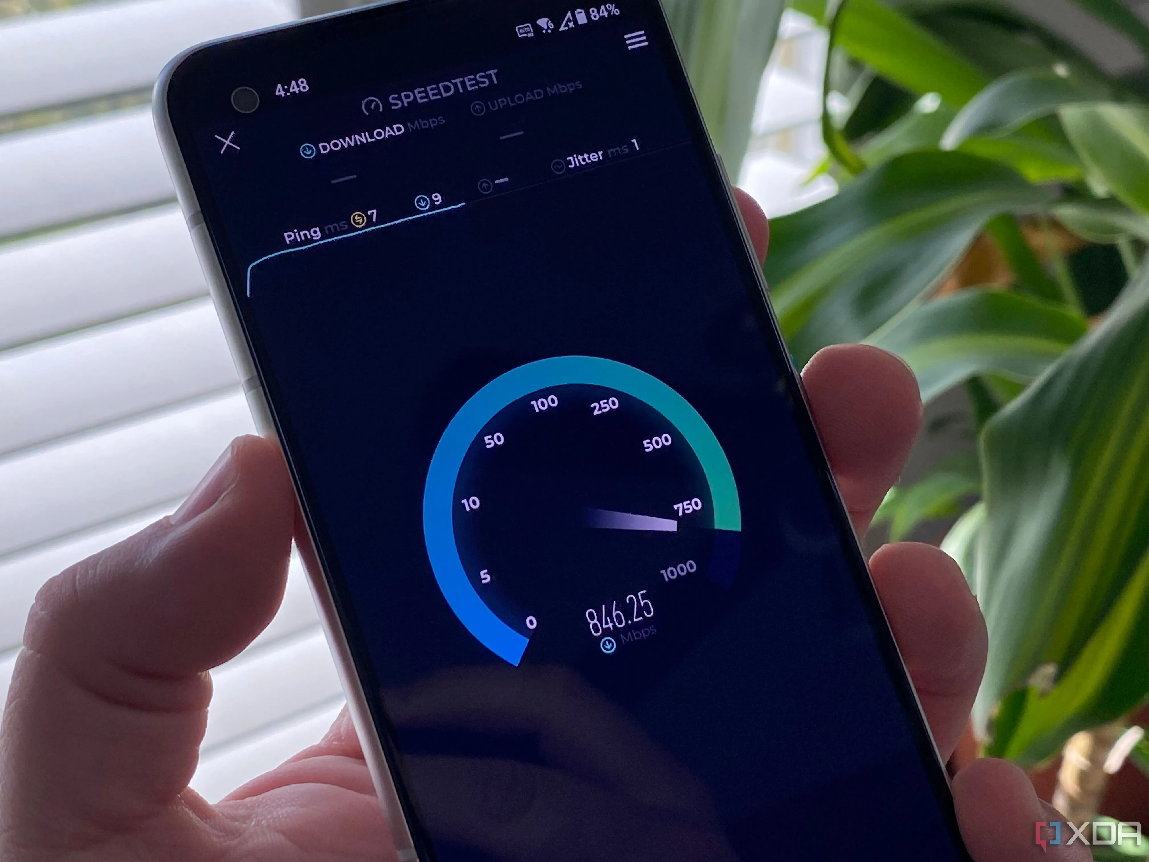 Màn hình điện thoại Samsung Galaxy hiển thị kết quả kiểm tra tốc độ internet tại nhà