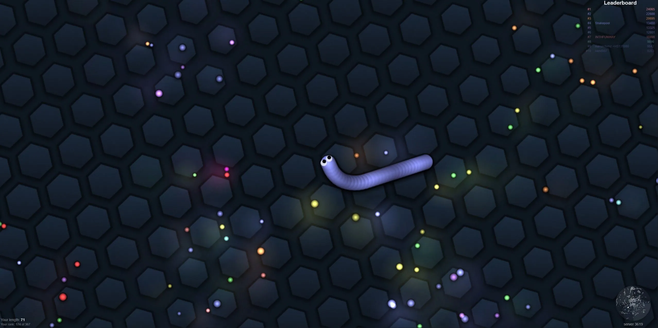 Màn hình game Slither.io nhiều người chơi với các chú rắn màu sắc trên trình duyệt
