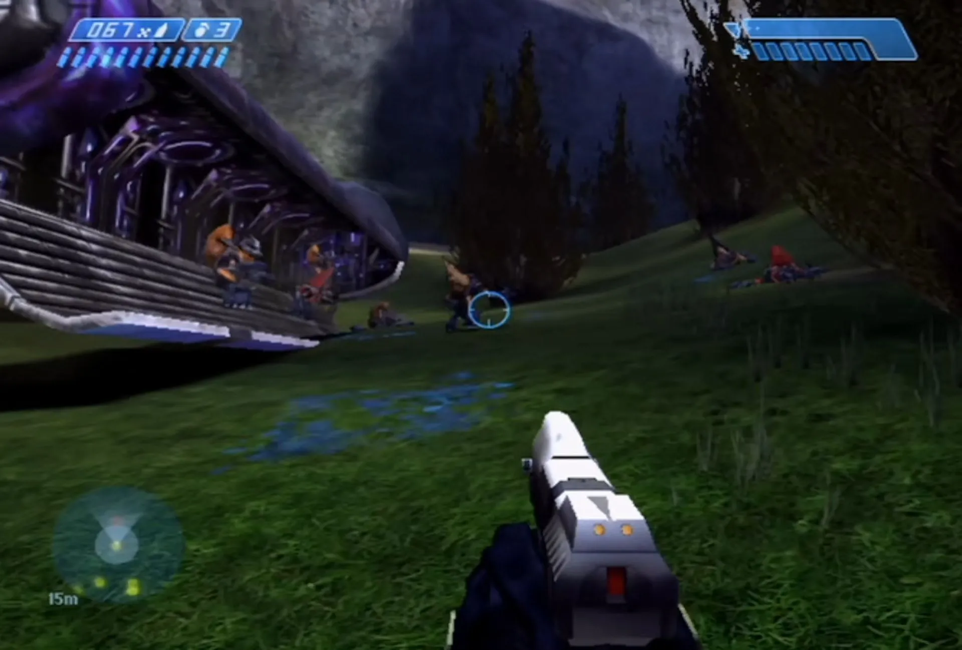 Màn hình gameplay Halo Combat Evolved với Master Chief và kẻ địch, minh họa lối chơi FPS đỉnh cao