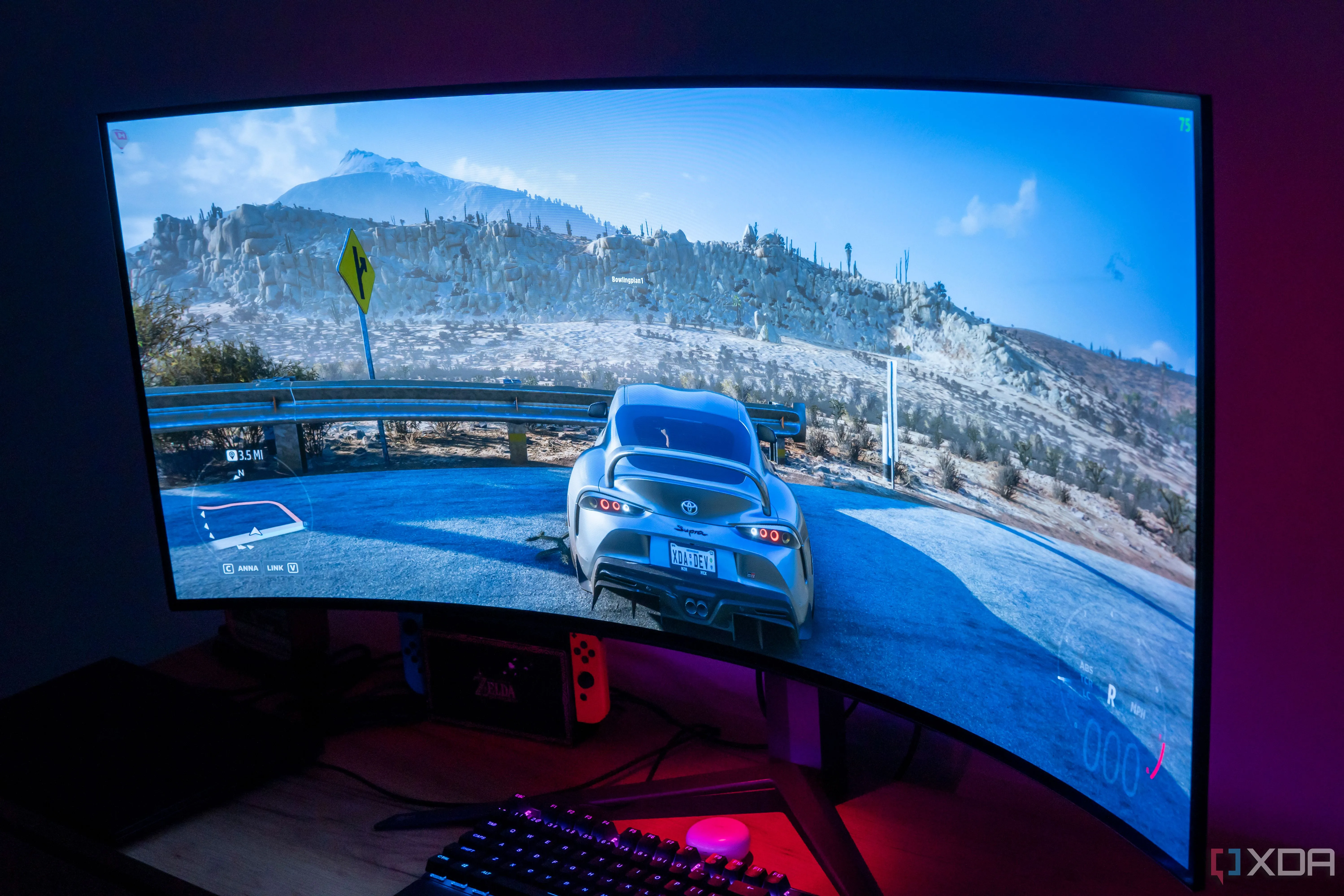 Màn hình gaming LG UltraGear 45GR95QE hiển thị game Forza Horizon 5 trong phòng tối, đại diện cho công nghệ màn hình phẳng hiện đại.