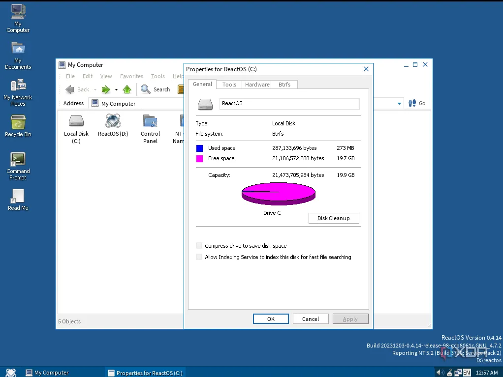 Màn hình khởi động hệ điều hành ReactOS với thông báo hệ thống tập tin Btrfs đã được định dạng, minh họa sự tích hợp của Btrfs