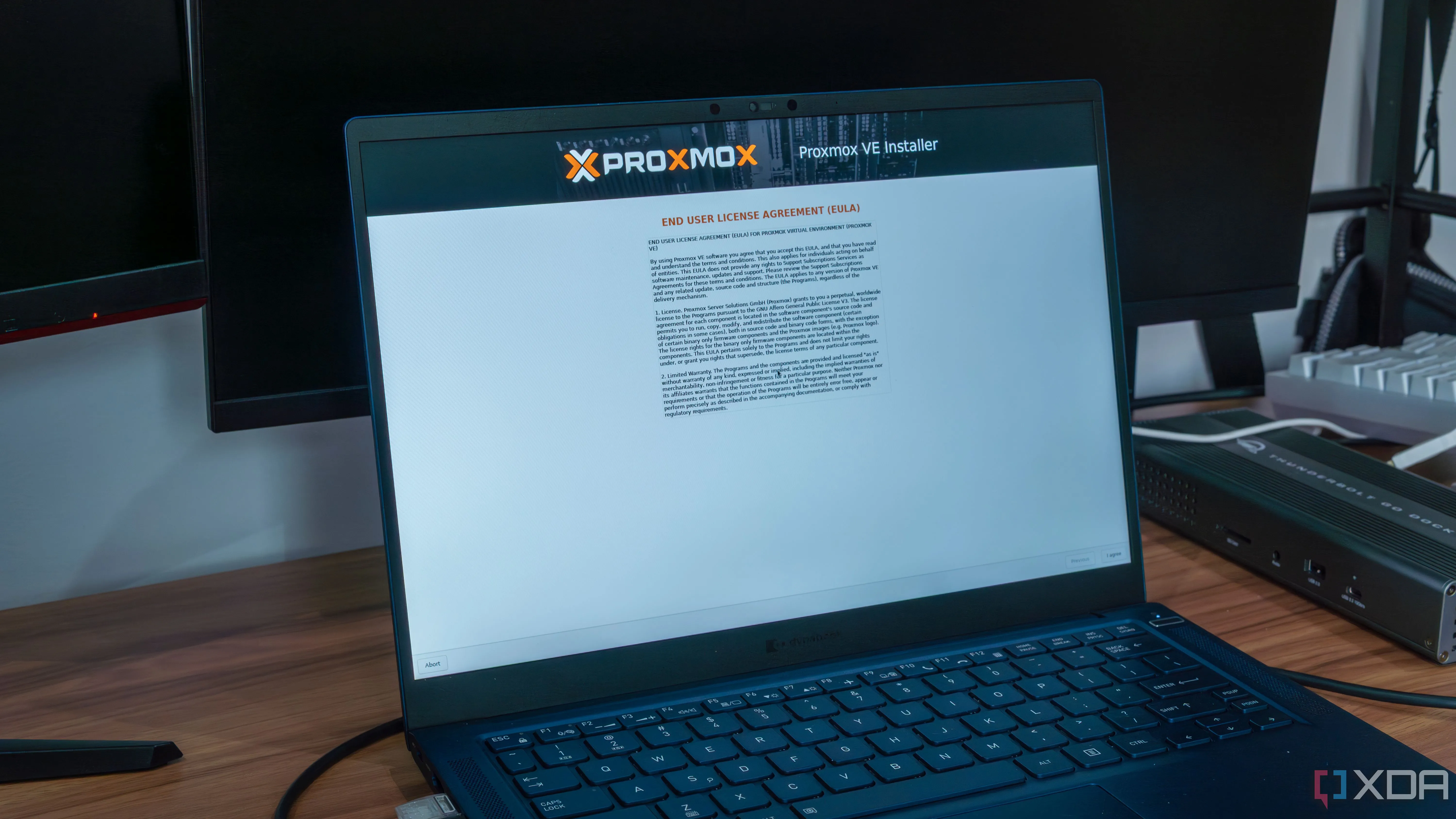 Màn hình laptop hiển thị giao diện thiết lập Proxmox, thể hiện sự mở rộng không ngừng của hệ thống home lab thông qua các nền tảng ảo hóa