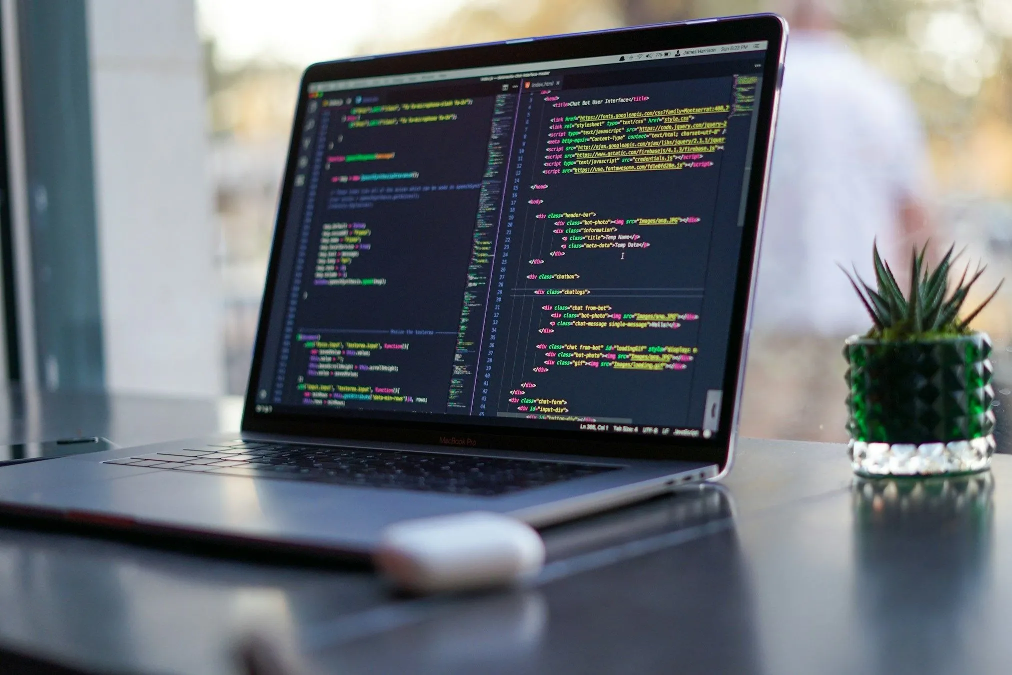 Màn hình laptop hiển thị mã lập trình, thể hiện khả năng chạy trên nền tảng .NET của PowerShell