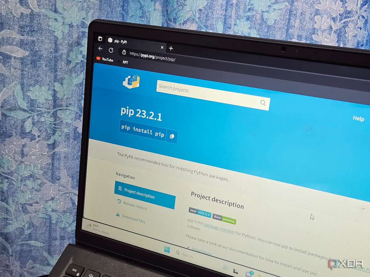 Màn hình laptop hiển thị trang web Python Package Index với các thư viện Python