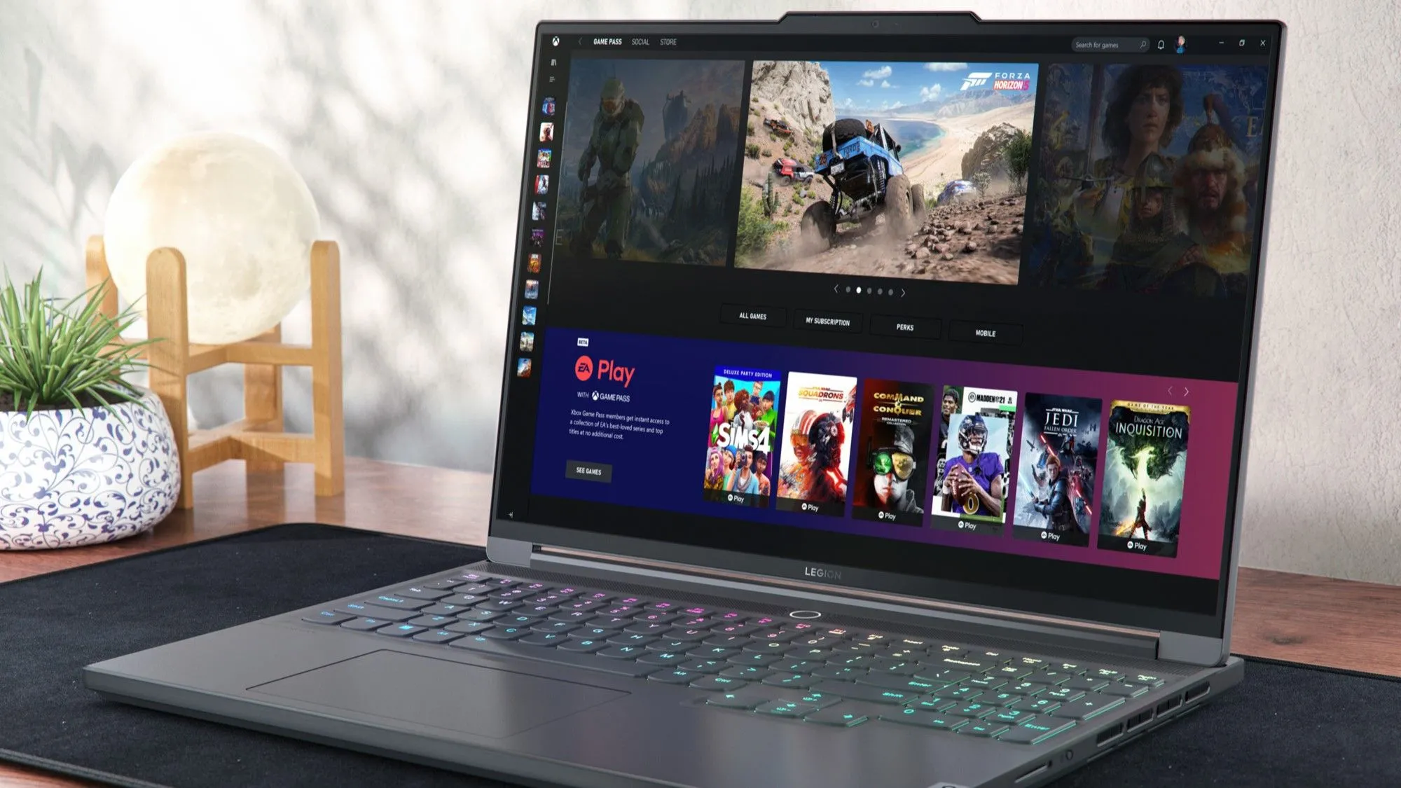 Màn hình laptop Legion Slim 7i hiển thị giao diện Xbox Game Pass, minh họa khả năng chơi game Doom: The Dark Ages qua dịch vụ này.